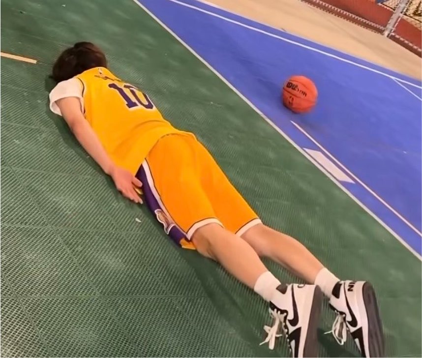ihugmyung's tweet photo. sungho is always in omega in distress ahh pose https://t.co/tIwwRiRTcq
