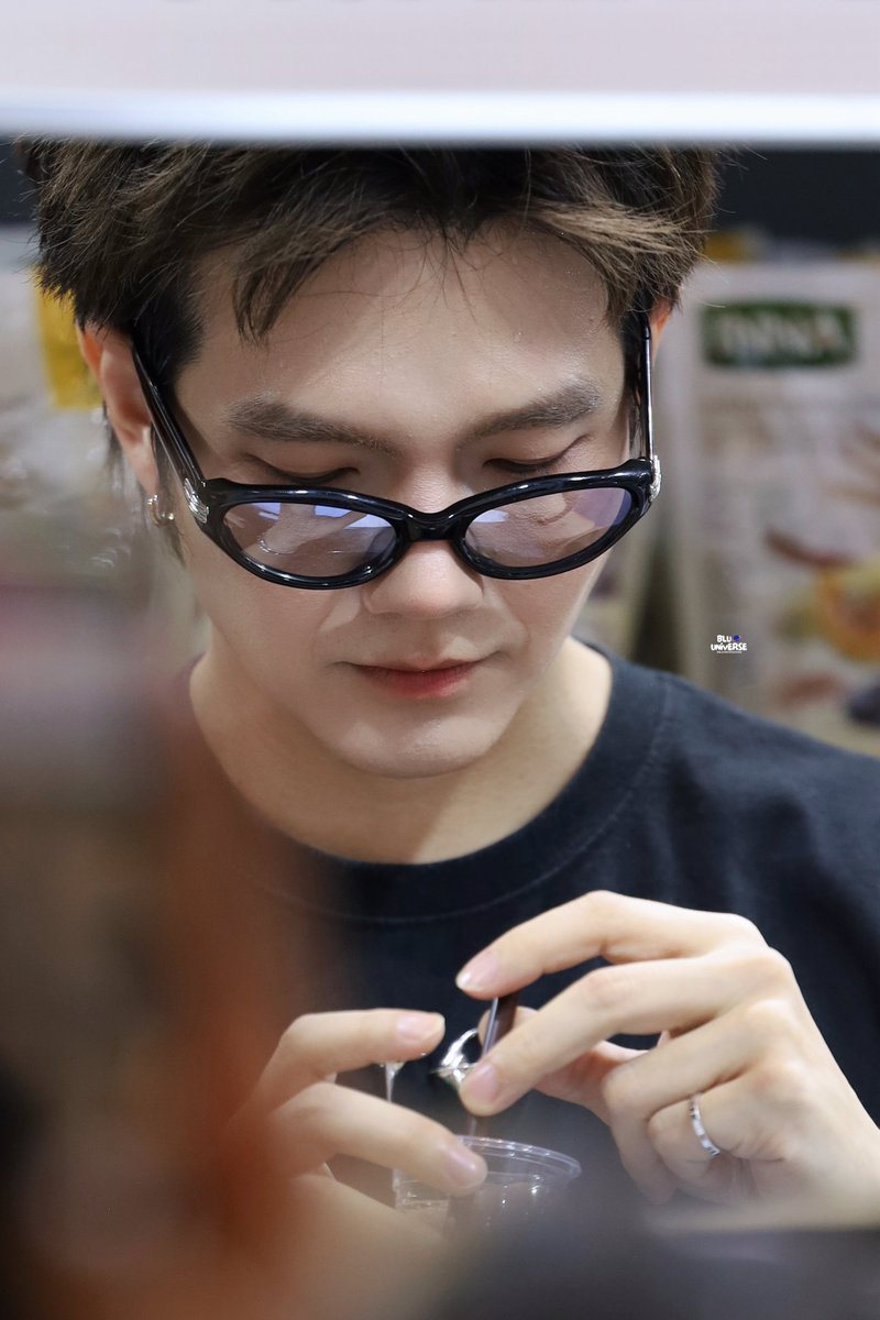 bluuniverse0406's tweet photo. หล่อ!!!!! 🫠

020826 #WEIBOGALA2026BOOTHVISITXBUILD
꒰ @JakeB4rever #BuildJakapan ꒱ 
#Beyourluve 
#bluuniversepic https://t.co/mCpTBII7G2
