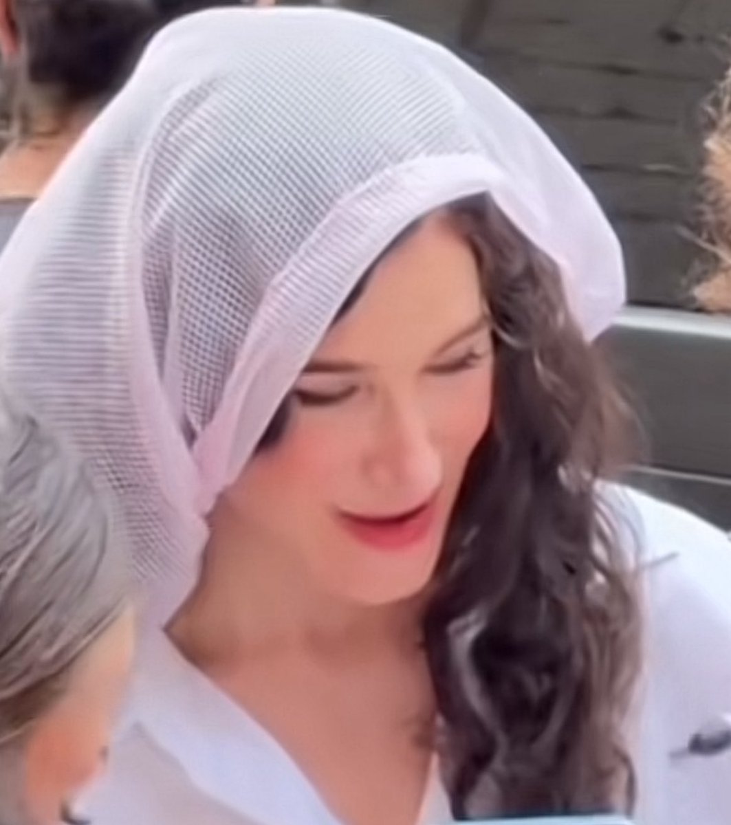 lovettblack's tweet photo. Rindo quando os haters estavam dizendo que a Kathryn não deveria ser a mamãe gothel pq os fans dela tem muito tesão KKKKK https://t.co/foBD0UOLcI