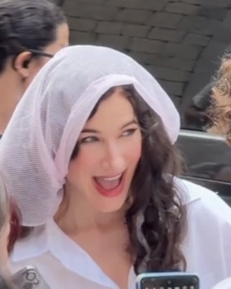 lovettblack's tweet photo. Rindo quando os haters estavam dizendo que a Kathryn não deveria ser a mamãe gothel pq os fans dela tem muito tesão KKKKK https://t.co/foBD0UOLcI