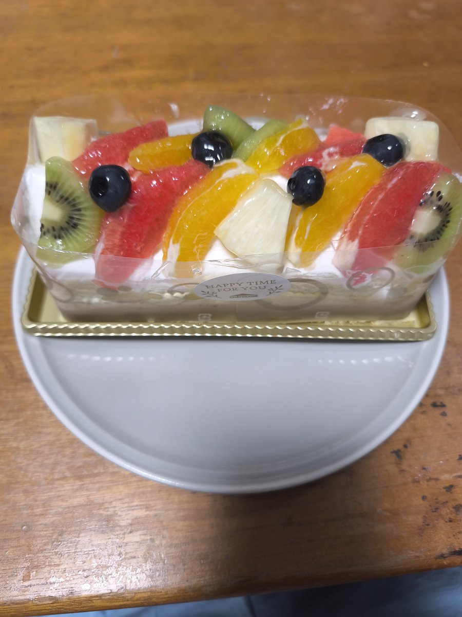 Red_Basil2021's tweet photo. 誕生日迎えました。何故か風船飛びません🎈
おめでとう俺。年齢わからんけどw
年男だから48のはず。49だっけ？

今年のケーキは夜勤でリリカに勝たせてもらったのでちょっと奮発したフルーツケーキ
ピングレあまり好きじゃないが、概ね美味かった😋 https://t.co/1pdfZBR83m