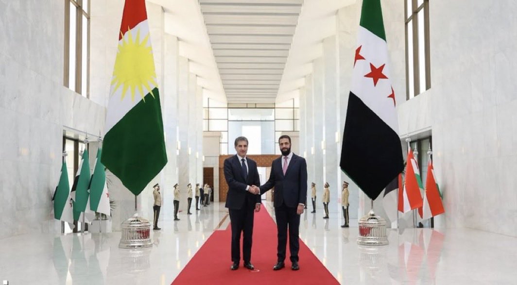 mirsadeye's tweet photo. 🛑يعترض اتباع المذهب الشيعي من الولائية الصفوية على رفع علم كوردستان في قصر الشعب بدمشق خلال زيارة رئيس الإقليم إلى العاصمة السورية ولقائه بالرئيس السوري 

ويقولون أين هيبة العراق وعلمها لماذا يتم رفع علم كوردستان في دمشق خلال الزيارة بدلا من علم العراق  ؟

بينما لم يعترض نفس الولائية عندما رفعت ايران علم كوردستان وليس علم العراق في عدة زيارات سابقة لرئاسة الإقليم إلى طهران 

انه الحقد الاعمى الذي أعمى بصيرتهم وجعلهم يتاجرون بالسيادة الوهمية 

فإذا قصفت السعودية مقرات الارهاب قالوا انتهاك سيادة واذا قصفت ايران اقليم كوردستان العراق قالوا هذه فقط ضربات لمقرات الأحزاب الكوردية وليس انتهاكا للسيادة .

لديهم ازدواجية لا يحملها حتى أبليس اللعين 

الخنوع لإيران تحول إلى دين وعبودية وشل عقولهم عن التفكير