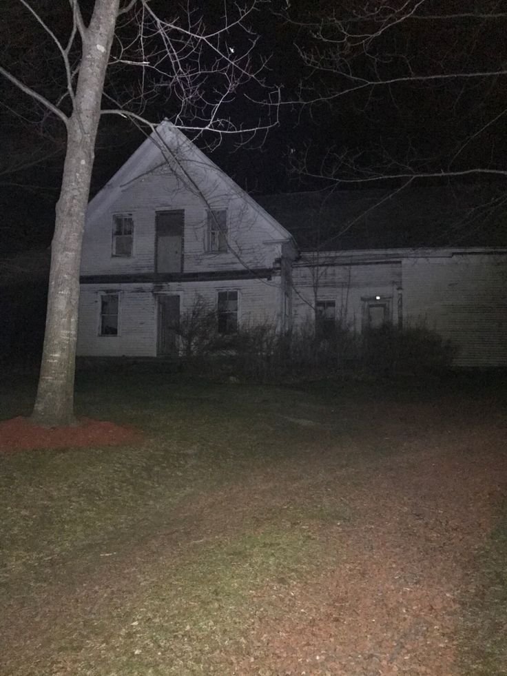buterflytwiligh's tweet photo. GOING ON A TOTALLY NORMAL AND NOT ABANDONED HOME FOR A MISSION WITH @Aksiom_5200 !!! (3AM) (GONE WRONG!?!😱😱😱) https://t.co/CCzL2VVEid
