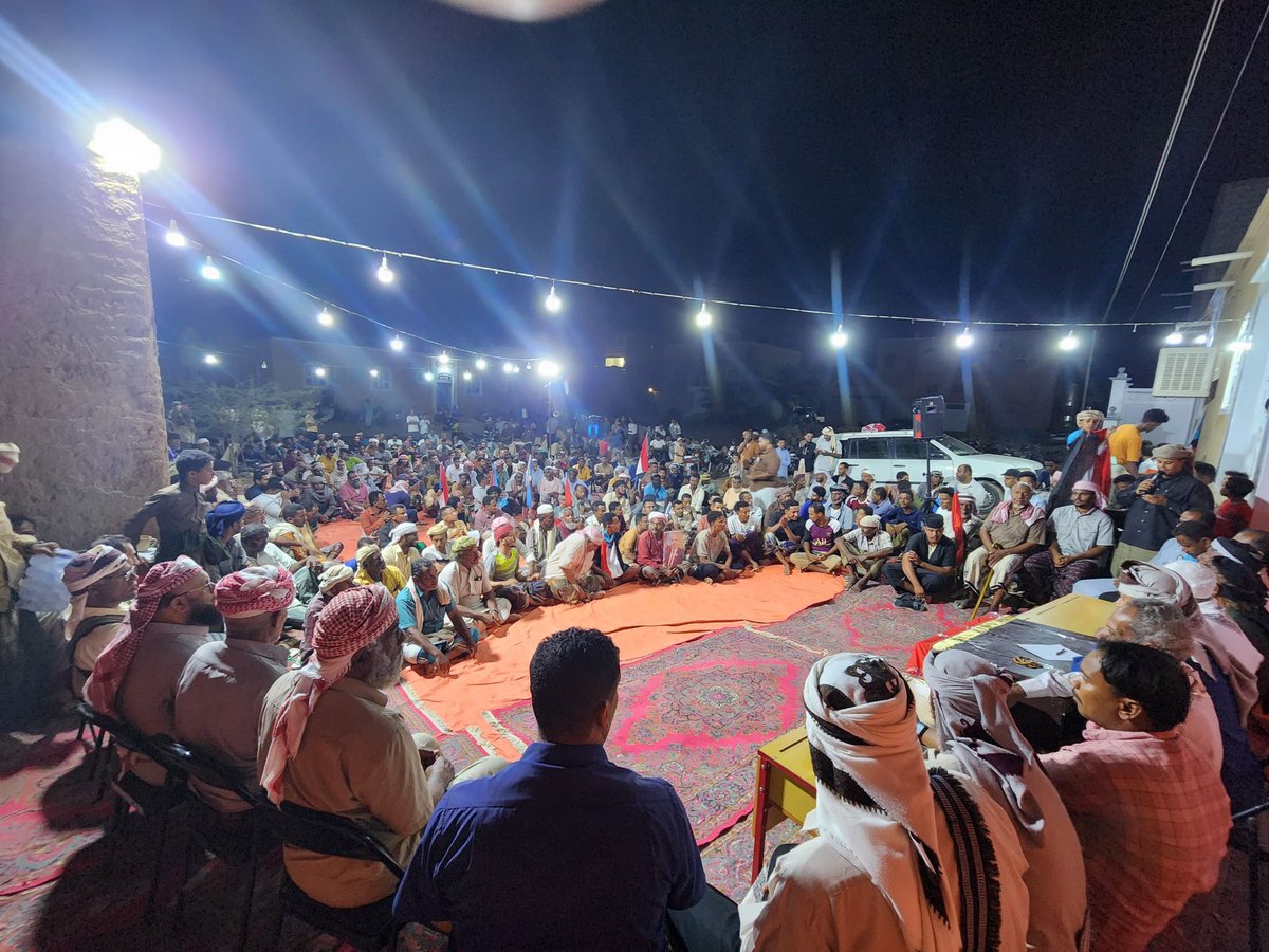 STC_Wadi_HD's tweet photo. وسط حضور جماهيري حاشد.. انتقالي سيئون يُشهر مركز "الشهيد خالد بن عباد" بمنطقة الغرفة

سيئون - قسم الإعلام

عقدت الهيئة التنفيذية للمجلس الانتقالي الجنوبي العربي بمديرية سيئون، مساء يوم أمس الإثنين، الاجتماع التأسيسي لإشهار اللجنة المحلية لمركز "الشهيد خالد سعيد بن عباد" ببابكر في منطقة الغرفة. وشهد الاجتماع مشاركة جماهيرية واسعة بلغت 446 مواطناً من أبناء المنطقة، مما يعكس مستوى التفاعل والاهتمام الشعبي بهذه الخطوة التنظيمية.

حضر الفعالية عدد من القيادات والشخصيات البارزة، يتقدمهم الأستاذ عبدالرحمن الجفري، رئيس الهيئة التنفيذية لانتقالي سيئون، والأستاذ باسم جمعان دويل، مدير إدارة الشباب والرياضة بالهيئة المساعدة لوادي وصحراء حضرموت، إلى جانب عدد من أعضاء الجمعية الوطنية ومجلس المستشارين. كما شارك في الحضور المقدم مطران بن سالم بن منيف، مقدم حافة المدينة للألعاب الشعبية، وجمع من الشخصيات الاجتماعية.

وفي مستهل اللقاء، نقل الأستاذ عبدالرحمن الجفري تحيات الأستاذ عبدالملك التميمي، عضو هيئة رئاسة المجلس الانتقالي الجنوبي العربي رئيس الهيئة التنفيذية المساعدة لشؤون مديريات وادي وصحراء حضرموت. وأكد الجفري أن هذا الحضور الكثيف يترجم وفاء أبناء الغرفة لقضيتهم الوطنية، وتمسكهم بالمجلس الانتقالي بقيادة الرئيس القائد عيدروس الزُبيدي كممثل وحيد لشعب الجنوب، مشيراً إلى أهمية تأسيس هذه المراكز في تعزيز العمل المجتمعي والتنظيمي.

من جانبه، أوضح الأستاذ باسم دويل أن التفاعل الشعبي يوجه رسالة واضحة مفادها الالتفاف حول قيادة المجلس الانتقالي، مؤكداً حرص الهيئة التنفيذية المساعدة بقيادة "التميمي" على العمل الدؤوب مع انتقالي سيئون لدعم أنشطة الشباب وتعزيز مشاركتهم الفاعلة في خدمة مجتمعهم.

بدوره، استعرض الأستاذ رضوان مرجان، رئيس القسم التنظيمي بانتقالي سيئون، اللوائح المنظمة لعمل المراكز المحلية ومهامها المستقبلية. وكشف مرجان أن مديرية سيئون تتصدر مديريات الوادي في عدد المراكز المُشكلة، مشدداً على أن المرحلة المقبلة ستكون حاسمة وتتطلب تعزيز العمل الميداني والتواصل المجتمعي المستمر.

وفي ختام الاجتماع، أعلن رئيس اللجنة المشرفة، رضوان مرجان، تشكيل قوام اللجنة المحلية لمركز الشهيد خالد بن عباد، والتي جاءت على النحو التالي:
 رئيساً: عمر صالح علي عباد
 نائباً للرئيس: زكي محفوظ عوض شرقه
 مسؤولاً تنظيمياً: عبدالرحمن عبدالله سالم السكوتي
 مسؤولاً للشؤون الاجتماعية: عاشور بن عاشور الحدري
 مسؤولاً جماهيرياً: عبدالله جمعان عاشور الحدري
 مسؤولاً لخدمات التنمية: محمد عبدالله سعيد بن حميد
 مسؤولاً للتثقيف والإرشاد الوطني: حسين طلال عاشور الحدري
 مسؤولاً للأمن المجتمعي: محمد سالم خميس الهجري
 مسؤولاً للرصد والانتهاكات: مدرك صالح برك البكيري

واختُتمت الفعالية بالوقوف دقيقة صمت حداداً ووفاءً لروح الشهيد خالد سعيد بن عباد، مع تأكيد الحاضرين على أن المركز سيمثل منارة للعمل الوطني وامتداداً لتضحيات شهداء الجنوب.