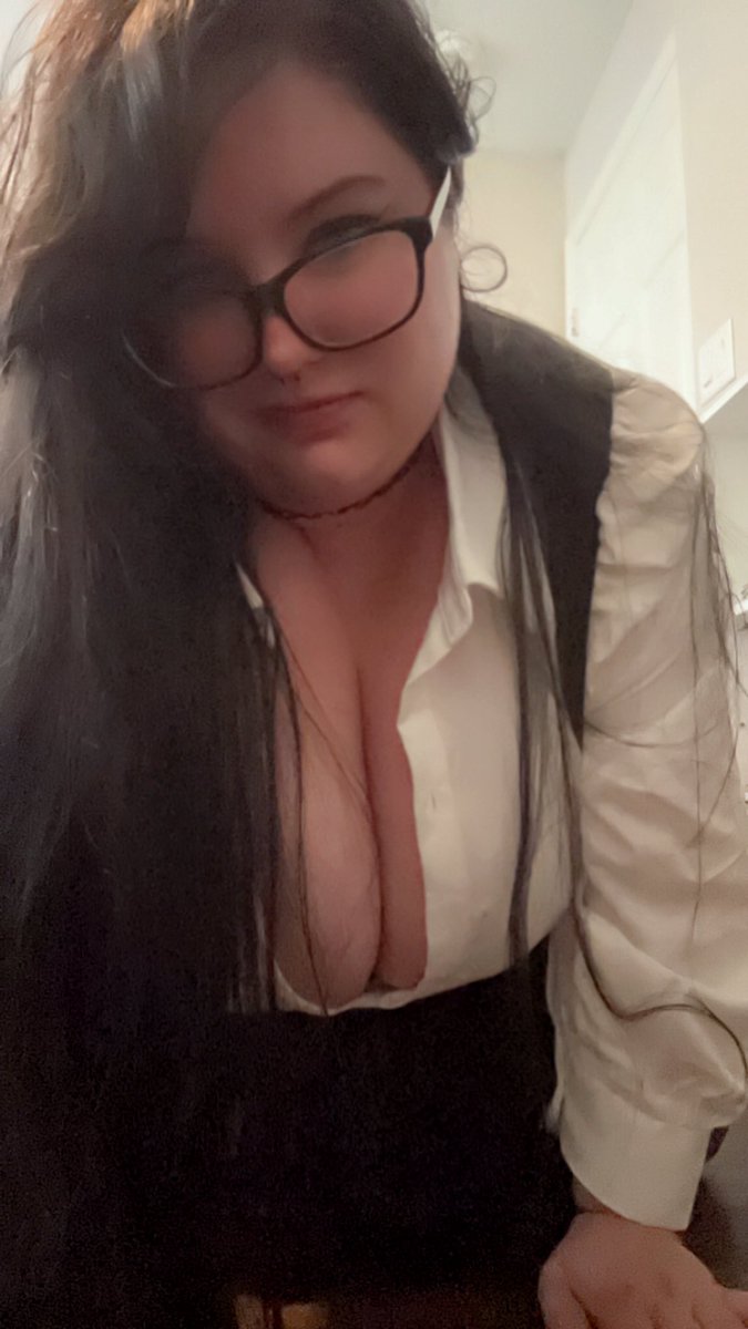 EzmeraldaPlays's tweet photo. Forgot I had this shirt and had to do something with it. Anybody have a thing for sexy teachers? Because I’m sure there’s SOMETHING I could teach you. Just don’t get any answers wrong, I might have to punish you! 😘 

#nsfwtwtًً #nsfw #bbw #curvy https://t.co/GwoTa1xg3P