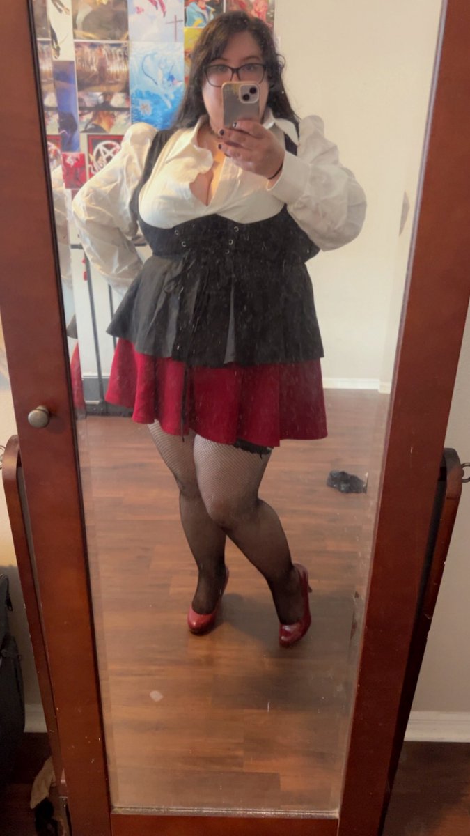 EzmeraldaPlays's tweet photo. Forgot I had this shirt and had to do something with it. Anybody have a thing for sexy teachers? Because I’m sure there’s SOMETHING I could teach you. Just don’t get any answers wrong, I might have to punish you! 😘 

#nsfwtwtًً #nsfw #bbw #curvy https://t.co/GwoTa1xg3P