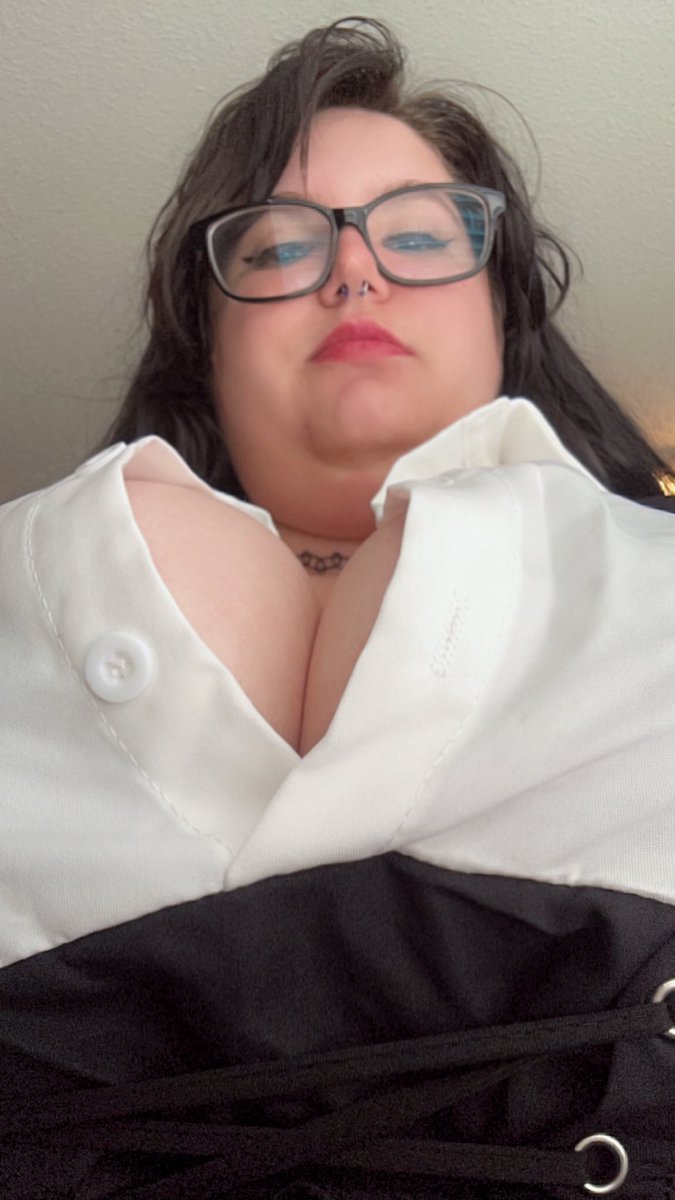 EzmeraldaPlays's tweet photo. Forgot I had this shirt and had to do something with it. Anybody have a thing for sexy teachers? Because I’m sure there’s SOMETHING I could teach you. Just don’t get any answers wrong, I might have to punish you! 😘 

#nsfwtwtًً #nsfw #bbw #curvy https://t.co/GwoTa1xg3P