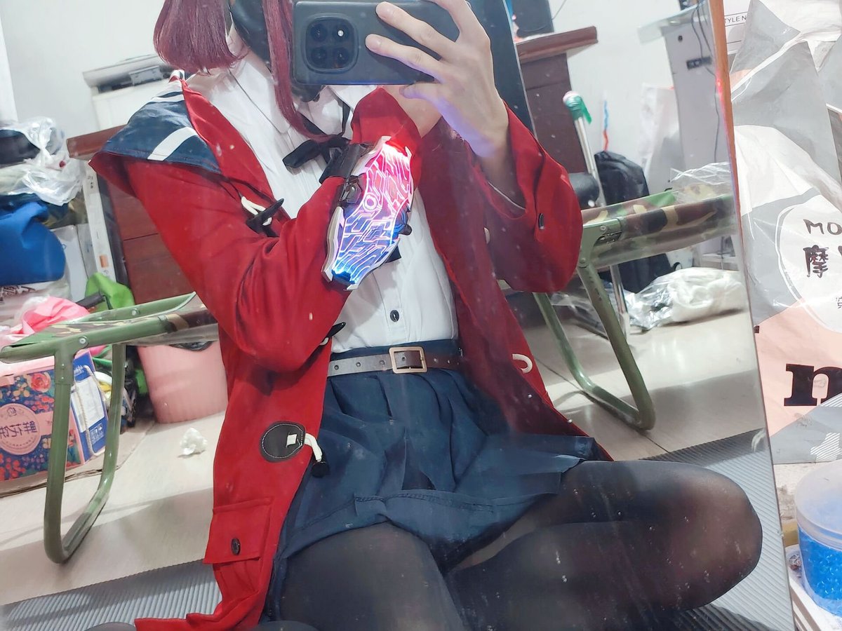 cola2006327's tweet photo. 是想要饭盒还是我胳膊上的赛罗宇宙升华眼镜？#男娘 #井芹仁菜 #哭泣少女乐队 https://t.co/BTi54lle6R