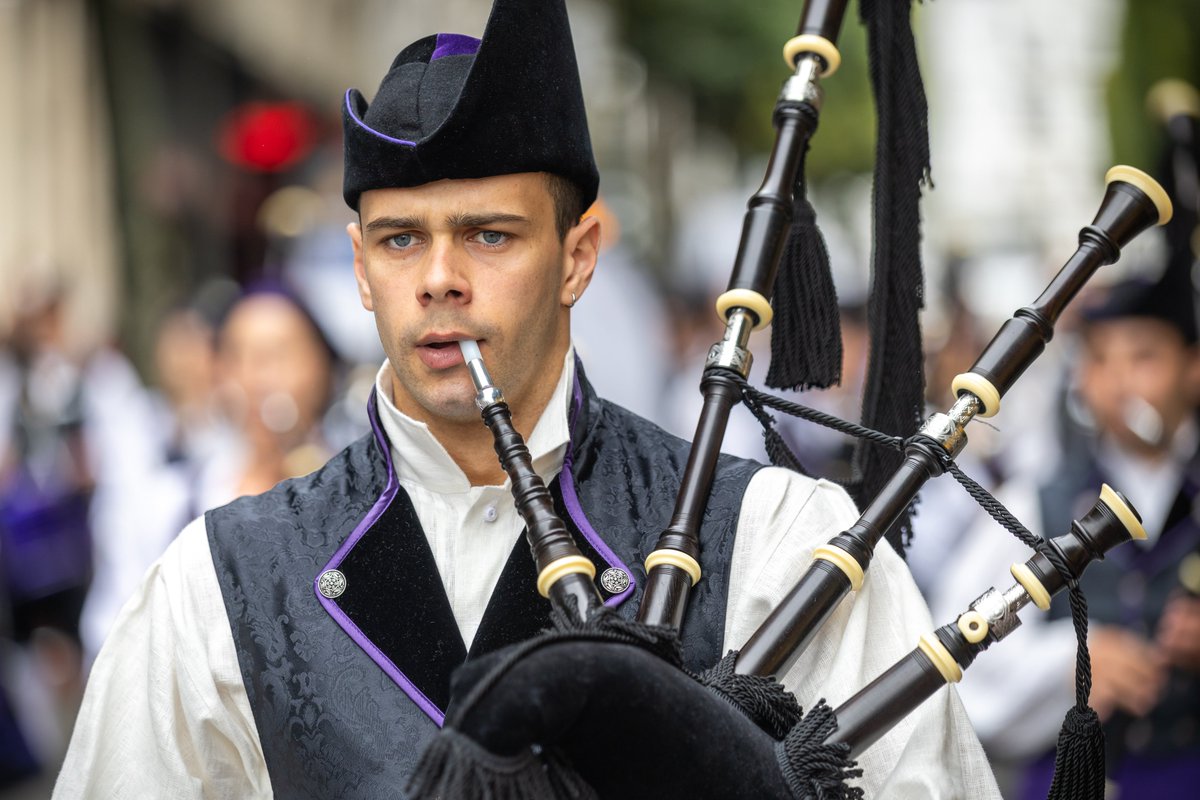 LorientAgglo's tweet photo. 🥁 Festival Interceltique de Lorient | #interceltique26
🙌 Place aux Asturies dans les rues de Lorient!
🎶 Avec la Banda Gaites El Gumial & sa quarantaine de musiciens
🪈 Venus présenter la culture & la culture traditionnelle d'Ayer & des Asturies
🤩 Pour le bonheur du public! https://t.co/YiZ1pDObRW
