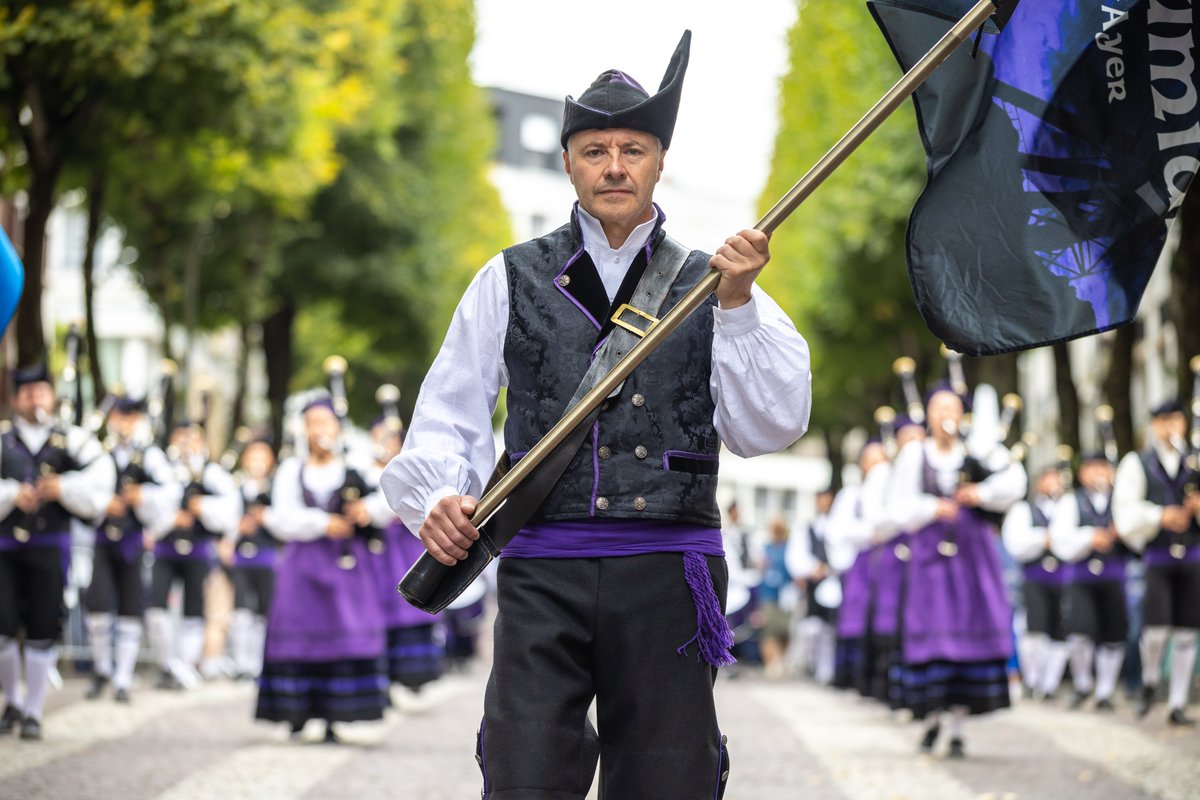 LorientAgglo's tweet photo. 🥁 Festival Interceltique de Lorient | #interceltique26
🙌 Place aux Asturies dans les rues de Lorient!
🎶 Avec la Banda Gaites El Gumial & sa quarantaine de musiciens
🪈 Venus présenter la culture & la culture traditionnelle d'Ayer & des Asturies
🤩 Pour le bonheur du public! https://t.co/YiZ1pDObRW