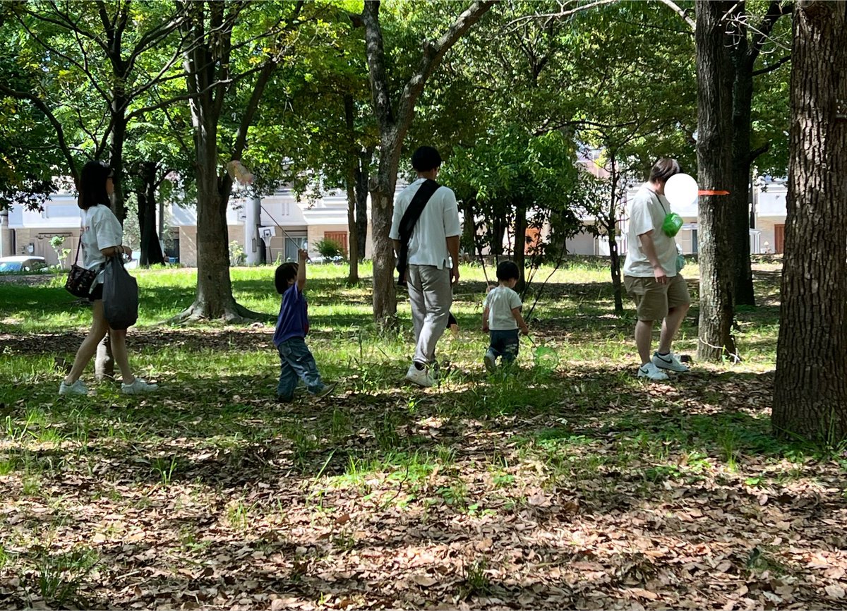 U9rBj's tweet photo. 虫取りガチ勢すぎてついてけんかった
ドラクエみたいに歩いてんのツボなんよな https://t.co/MyohOyoUHi