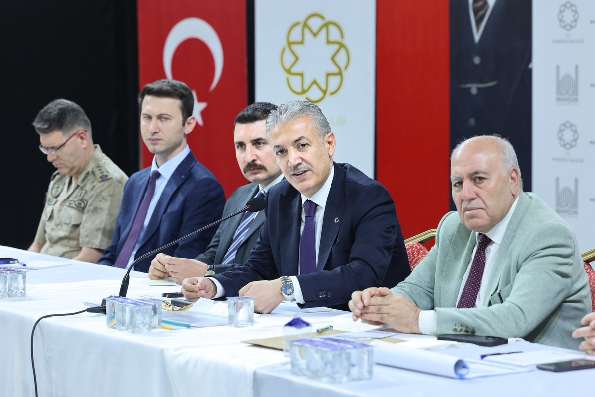 Mardin_Valiligi's tweet photo. 📌Yeşilli | Mahalle Muhtarlarımız ile İstişare Toplantısı

Valimiz Sayın @tuncay_akkoyun ;
Yeşilli Kaymakamı İlyas Öztürk, Vali Yardımcısı Burak Çimşir, Yeşilli Belediye Başkanı Hayrettin Demir, İl Jandarma Komutan Yardımcısı J. Kıdemli Albay Şefik Kolat, Mardin Büyükşehir Belediyesi Genel Sekreteri Kemalettin Sakin, Kurum Amirleri ve Mardin Büyükşehir Belediyesi Daire Başkanları ile birlikte Yeşilli İlçemizde "Mahalle Muhtarlarımız ile İstişare Toplantısı" gerçekleştirildi.

Toplantıda muhtarlarımız söz alarak mahalleleri ile ilgili talep ve önerileri dile getirdiler. Muhtarlarımızı tek tek dinleyen Sayın Valimiz, dile getirilen konuların çözümü için ilgili kurum ve kuruluşlar ile daire başkanlarına talimat verdi.

@iletisim 
@TC_icisleri