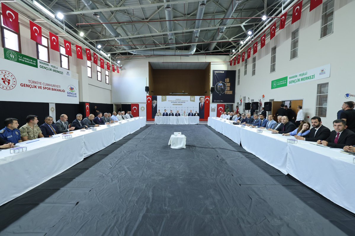 Mardin_Valiligi's tweet photo. 📌Yeşilli | Mahalle Muhtarlarımız ile İstişare Toplantısı

Valimiz Sayın @tuncay_akkoyun ;
Yeşilli Kaymakamı İlyas Öztürk, Vali Yardımcısı Burak Çimşir, Yeşilli Belediye Başkanı Hayrettin Demir, İl Jandarma Komutan Yardımcısı J. Kıdemli Albay Şefik Kolat, Mardin Büyükşehir Belediyesi Genel Sekreteri Kemalettin Sakin, Kurum Amirleri ve Mardin Büyükşehir Belediyesi Daire Başkanları ile birlikte Yeşilli İlçemizde "Mahalle Muhtarlarımız ile İstişare Toplantısı" gerçekleştirildi.

Toplantıda muhtarlarımız söz alarak mahalleleri ile ilgili talep ve önerileri dile getirdiler. Muhtarlarımızı tek tek dinleyen Sayın Valimiz, dile getirilen konuların çözümü için ilgili kurum ve kuruluşlar ile daire başkanlarına talimat verdi.

@iletisim 
@TC_icisleri