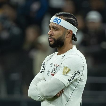 FabioLazaro_'s tweet photo. 🚨 MEMPHIS

Corinthians ainda hesita e quer discutir detalhes de renovação com Memphis

Mesmo com o atacante já no Brasil, a diretoria quer rediscutir cláusulas do contrato. O presidente Osmar Stabile mudou de posição durante a negociação, o que incomodou o estafe do holandês. Uma reunião nesta terça deve definir o futuro da novela.

🔗 https://t.co/KQbK0vvKyO