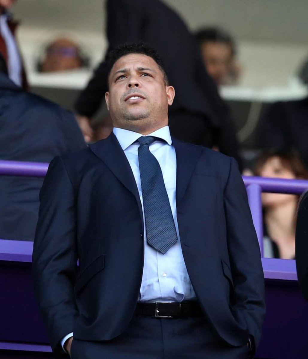FTBLsection's tweet photo. Ronaldo Nazário:

"Sometimes I forget I'm not a footballer anymore and that I'm the president of Real Valladolid.

During one match, our striker went one-on-one with the goalkeeper but missed.

After the game, I went into the dressing room and gave him some advice.

I said, 'When you're through on goal, just stay calm. The defenders won't catch you. One body feint and the goalkeeper will go down. It's easy.'

He looked at me and replied:

'Yeah... easy for you. You're Ronaldo.'" 😂🇧🇷