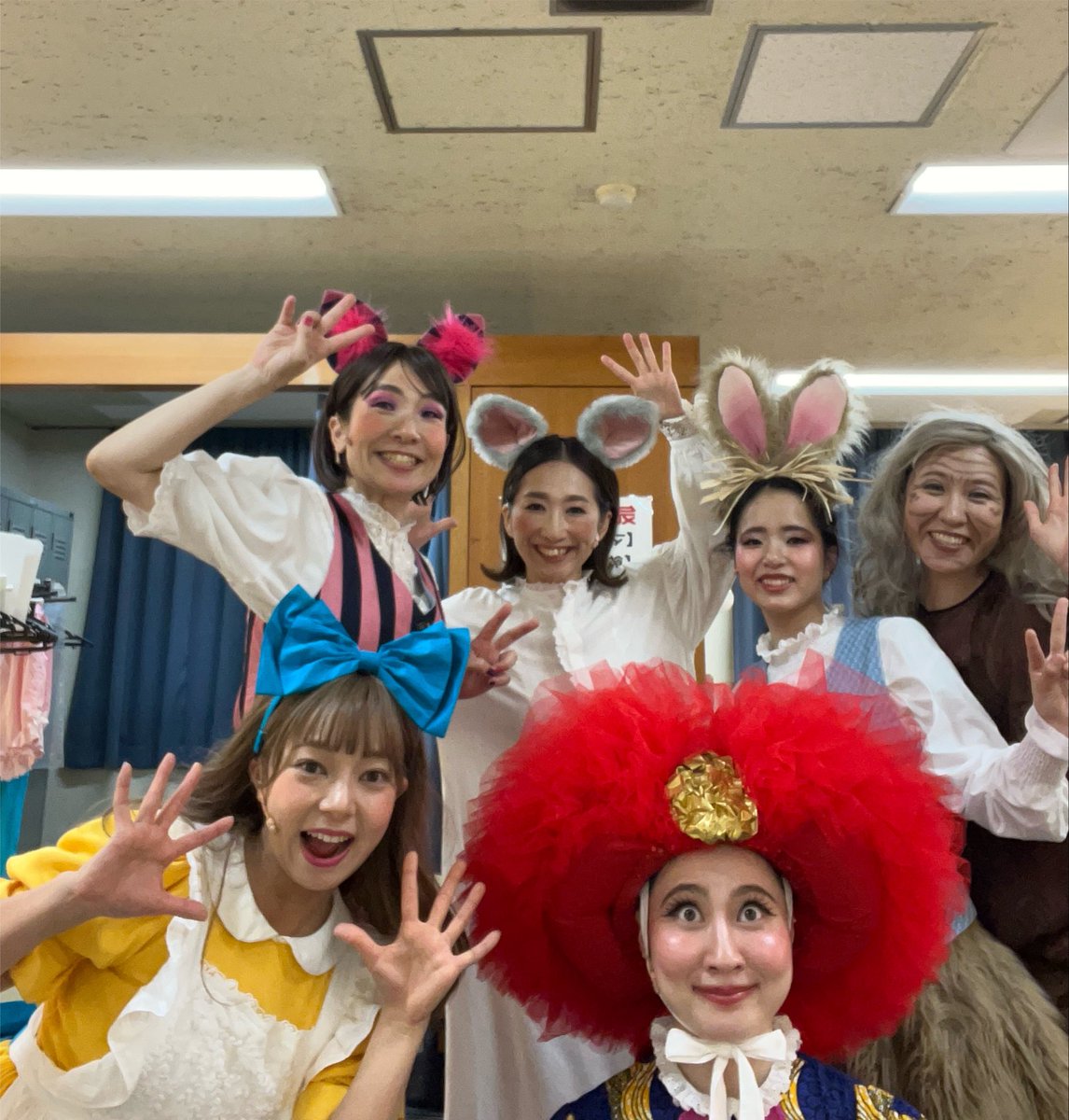 Litsu0913's tweet photo. 先日、無事に夏の千穐楽を迎えられる事が出来ました🌸✨

観に来てくださった皆様、暑い中ご来場頂きまして、本当に有難うございました🫶💕

次のお茶の会は、秋と冬に🫖🧡💙

#ピッコロ劇団
#不思議の国のアリス
#帽子屋さんのお茶の会 https://t.co/xs1tIVnugS