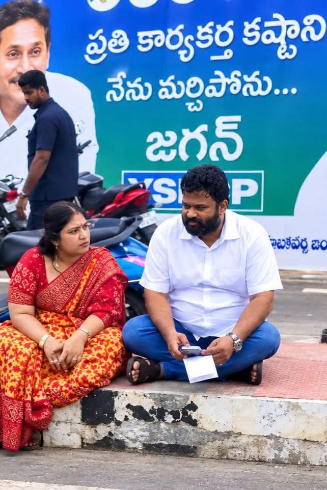 JspBVMNaresh's tweet photo. Expectations : వెనుక ఉన్న ఫ్లెక్సీ 🤣🤣🤣

Reality : బోరుగడ్డ అనిల్ గాడి పరిస్థితి 🤗🤗🤗 https://t.co/xdzOyf5EVT