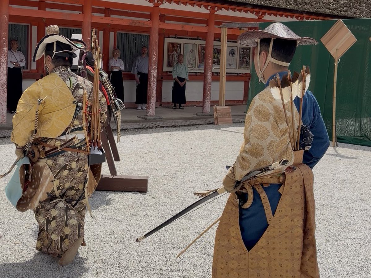 KamoAFuii's tweet photo. 初夏の #下鴨神社 で古武道奉納奉告祭の演武を拝観しました。
（2026/5/4）

毎年、装束や馬装を近くから拝見できるのを楽しみにしている木馬の型。

一礼してから木馬に跨り三つの的を射る所作は、馬上での動きが静かに見えてくるようで、見入ってしまいます😊
（１分43秒動画長めです）

気がついたら８月のポストになってしまいました😅

#木馬の型 #流鏑馬