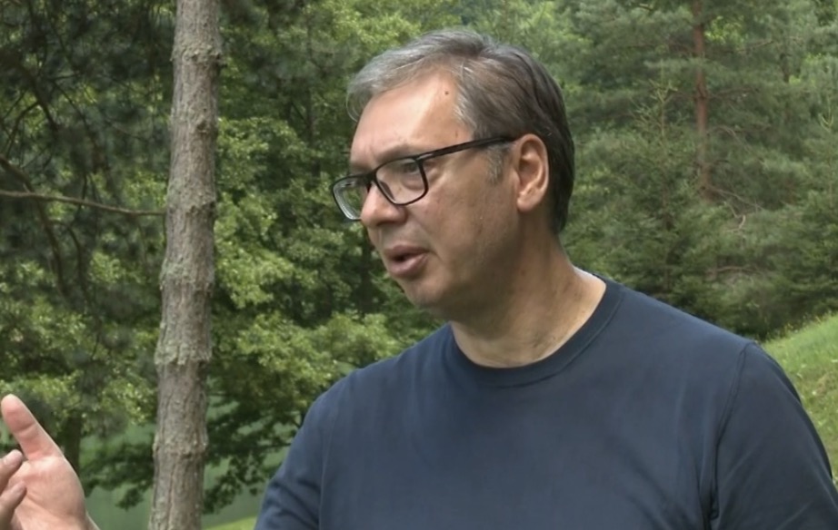 sns_srbija's tweet photo. Председник Републике Србије Александар Вучић @avucic изјавио је данас да нема коме да се правда и извињава што је посетио огњиште својих предака у Чипуљићу и навео да је за њега било важно да покаже да се никада неће одрећи својих корена и српског рода.
https://t.co/PEpSo668jJ https://t.co/ZMil2jcJEa