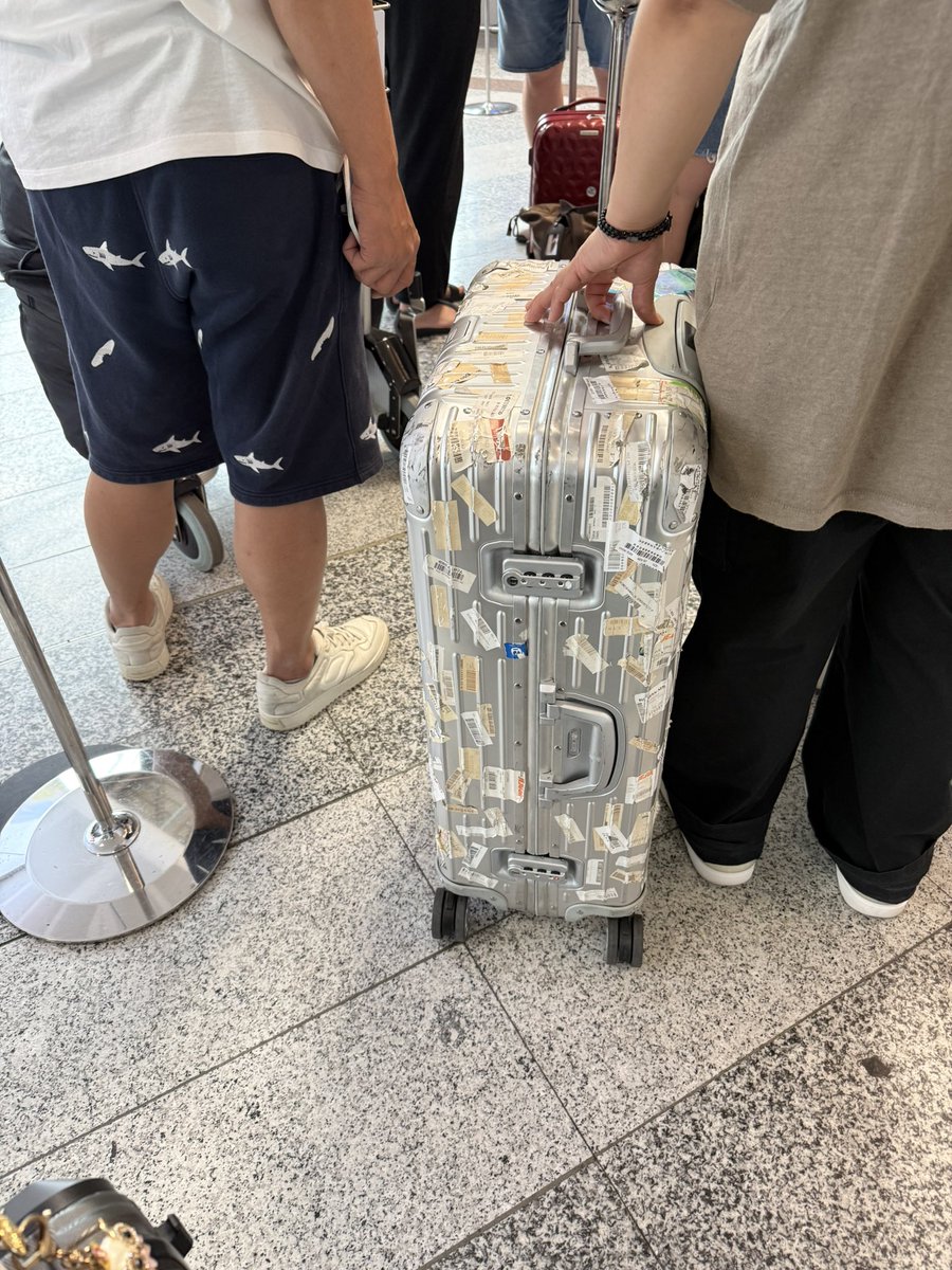 mepritijain's tweet photo. The urge to buy a silver suitcase and let it slowly collect baggage tags from around the world🥹🧳✈️ https://t.co/noDR8BGKkT