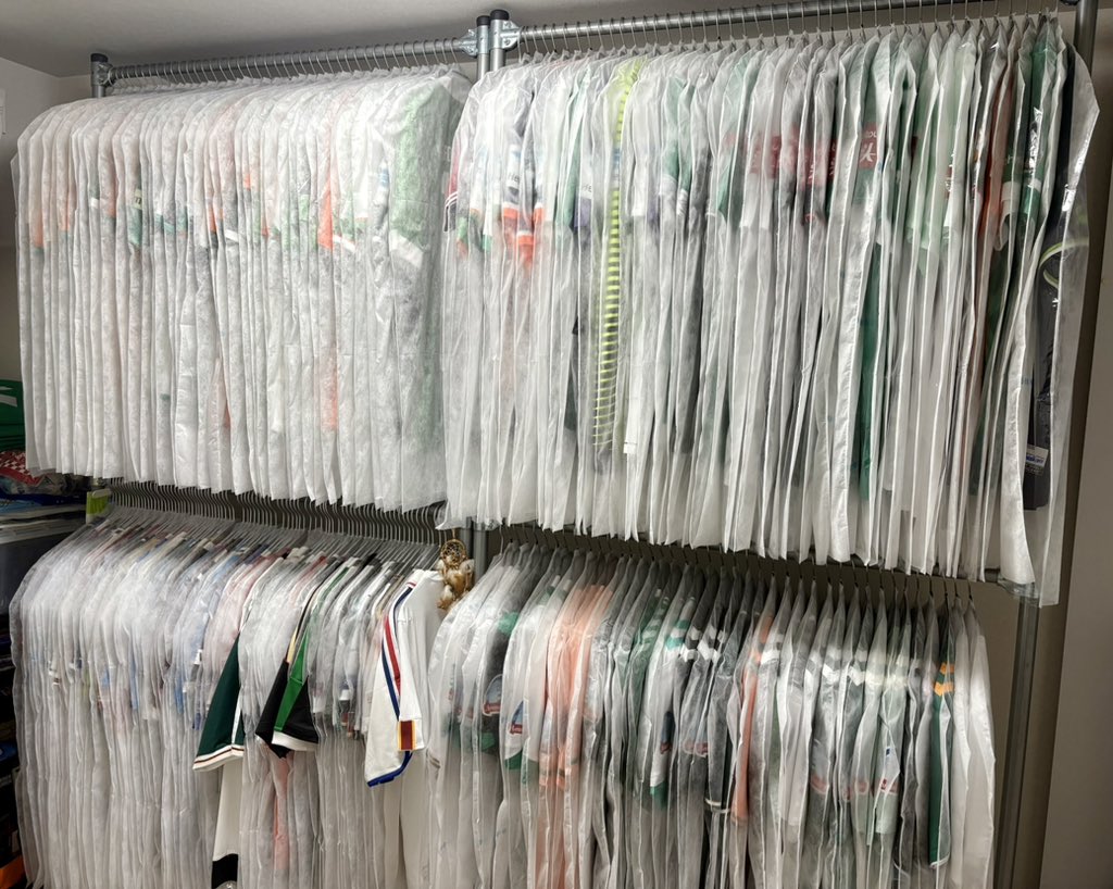 werder_2019_17's tweet photo. 人それぞれ色々な保管方法があるけど、個人的にはユニカバーは必要派。

目に見えないホコリがユニの肩とかに積もって生地が痛む…
カバーを付けてると、ホコリがどれだけユニに蓄積されているか良く見えます。

結局は保管場所など限られた環境の中でどこまでやるかは自己満の世界です！ https://t.co/OYRbWHFTLU