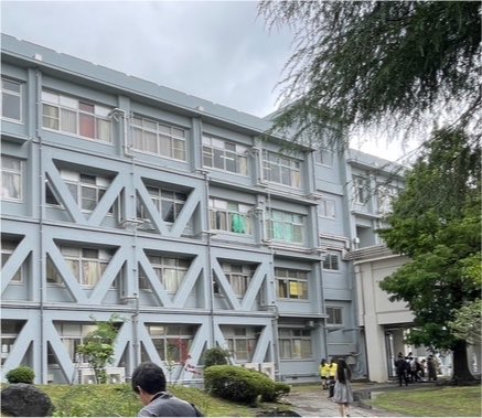 SANOMOTO4771's tweet photo. 聖地巡礼で撮った写真と比較

卒業してから補強工事が入ったり、壁が新たに塗られたみたいでアニメ版と微妙に違う

アニメ版は昔の記憶と同じだ https://t.co/CSSmpH8eBQ