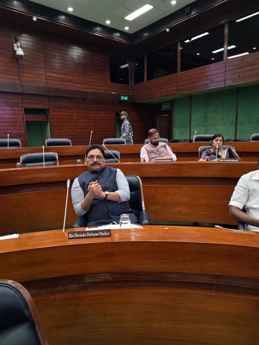 RavindraWaikar's tweet photo. नवी दिल्ली येथे आयोजित नगर विकास आणि गृहनिर्माण संसदीय स्थायी समितीच्या (Standing Committee on Housing and Urban Affairs) बैठकीस उपस्थित राहिलो.  
या बैठकीत गृहनिर्माण आणि नगर विकास मंत्रालयाच्या वरिष्ठ अधिकाऱ्यांसोबत जनरल पूल रेसिडेन्शियल अकोमोडेशन (GPRA) वसाहतींचा पुनर्विकास आणि सरकारी निवासस्थानांची उपलब्धता वाढवण्यासाठीच्या उपाययोजनांवर सविस्तर चर्चा झाली. या वेळी प्रलंबित प्रकल्प जलद गतीने पूर्ण करणे, घरांची टंचाई दूर करणे, 'ई-संपदा' (e-Sampada) प्रणालीद्वारे घर वाटपात पारदर्शकता आणणे, आणि पर्यावरणपूरक व शाश्वत पायाभूत सुविधांची निर्मिती करणे यांसारख्या महत्त्वाच्या मुद्द्यांवर विशेष भर देण्यात आला.  
सुसज्ज, नियोजनबद्ध आणि आधुनिक नागरी पायाभूत सुविधांच्या विकासासाठी आम्ही कटिबद्ध आहोत.
#UrbanDevelopment #GPRA #HousingAndUrbanAffairs #NewDelhi #InfrastructureDevelopment @DrSEShinde @mieknathshinde @LokSabhaSectt