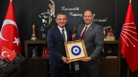 EkReMUsTaD's tweet photo. "Ahlaki üstünlük bizde" diyen Özgür Özel'in kulakları çınlasın...

Yolsuzluk ve rüşvet soruşturmasında gözaltına alınan Özgür Özel’e yakınlığıyla bilinen Menderes Belediye Başkanı İlkay Çiçek'in 2 numaralı sevgilisiyle olan WhatsApp mesajları:

- Her şeye dikkat ediyorum bebeğim, kendi aramızda sıkıntı çıkmazsa sorun yok. İmamoğlu pastayı bölüşmede anlaşamadılar birbirlerini sattılar bebeğim..

- Ben yürüyen parayım bebeğim, muhtarlıktan gelmeyim. Her işin karşılığında para alırım. Para almaya alışkınım.

- Kendim gidip rüşvet alacak değilim, mecbur bunların üzerinden alıyorum.