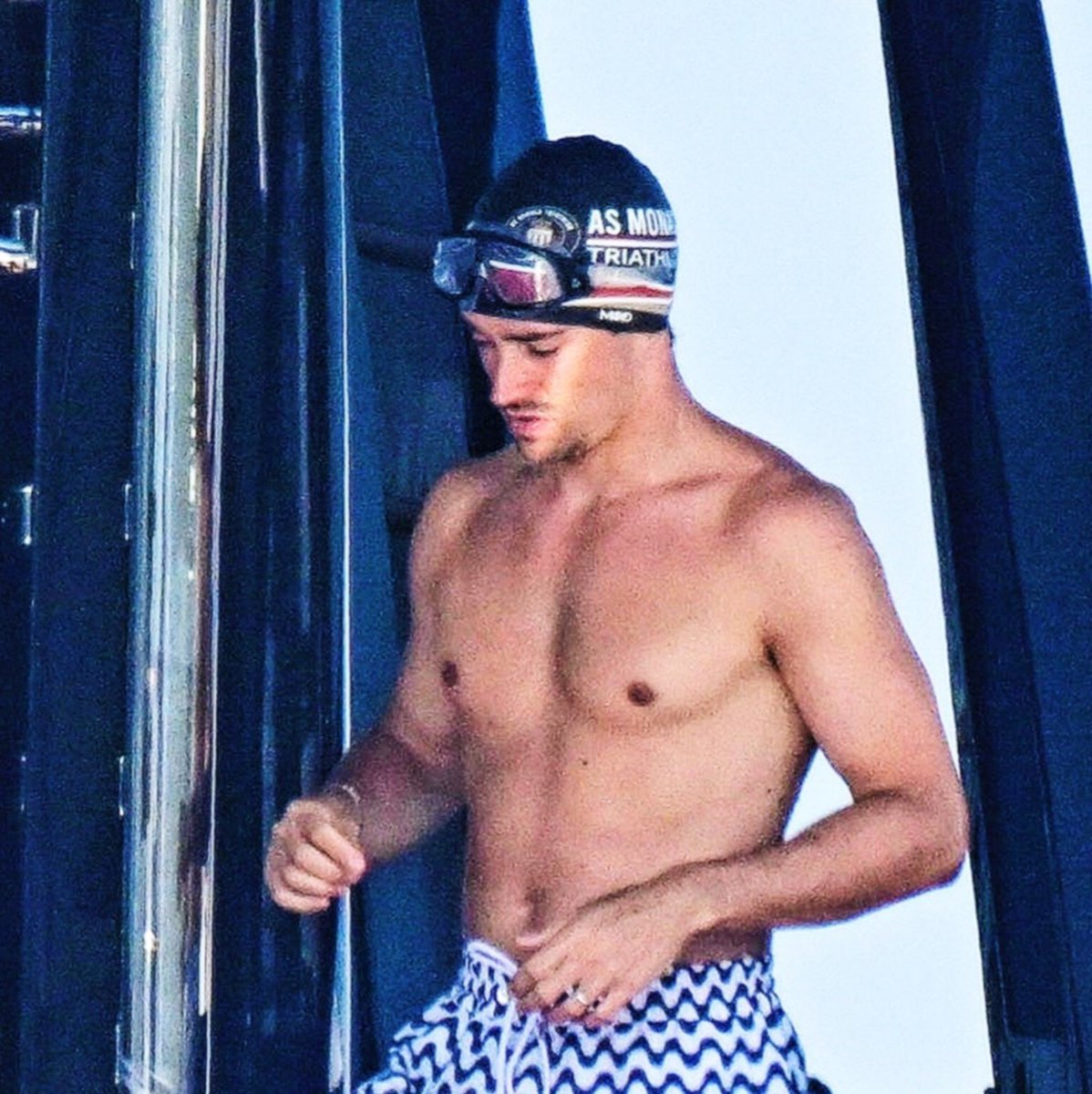 leccverst's tweet photo. uno con un gorro de natación y otro con un casco, todo para ir a nadar. 

Comparten la misma neurona, los amo https://t.co/Mgr9DmalAH