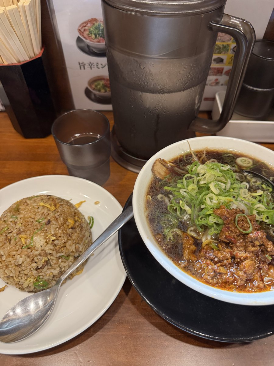 YoutkTas's tweet photo. 中華そば春夏◯冬　🚉蒲田
中華そば焼き飯セット＋旨辛ミンチ

伍福軒を思い出すと人間勝手なモノであった時は食べなかったくせに食べれなくなったと分かると食べたいもの
あるじゃな��の蒲田には京都風な背脂醤油ラーメンと黒い炒飯食べれるお店が

この組み合わせ完璧にウマです https://t.co/auW84AIjI4