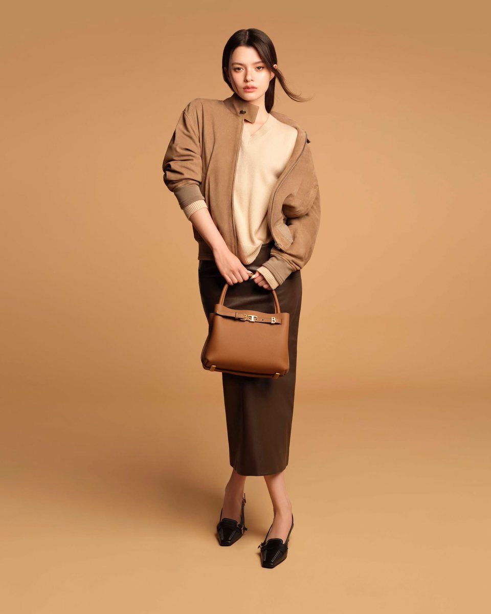 AllNews_th's tweet photo. TOD’S แต่งตั้ง รีเบคก้า แพทรีเซีย อาร์มสตรอง  เป็น BRAND AMBASSADOR

REBECCA TODS AMBASSADOR
#BeckyTodsBrandAmbasador 
#beckysangels
#TodsxBecky #Tods 

🔗https://t.co/dDZiRa9NtV
แบรนด์ลักชัวรีสัญชาติอิตาลี มีความยินดีที่จะประกาศแต่งตั้ง รีเบคก้า แพทรีเซีย อาร์มสตรอง ในฐานะ Brand Ambassador คนล่าสุด   รีเบคก้า แพทรีเซีย อาร์มสตรอง นักแสดง นักร้อง และนางแบบลูกครึ่งไทย - อังกฤษ ซึ่งเป็นที่รู้จักในนาม เบ็คกี้ อาร์มสตรอง ได้สร้างชื่อเสียงอย่างโดดเด่นในระดับนานาชาติ ทั้งในวงการบันเทิงและอุตสาหกรรมแฟชั่น ด้วยสไตล์ที่ทันสมัย ความมั่นใจ และเอกลักษณ์เฉพาะตัว เบ็คกี้จึงเป็นตัวแทนของคนรุ่นใหม่ที่เปี่ยมด้วยความสามารถ และได้รับการยอมรับอย่างกว้างขวางทั้งในเอเชียและระดับโลก

Tod’s ยึดมั่นในรากฐานแห่งงานฝีมืออิตาลี คุณภาพอันเป็นเลิศ และความสง่างามเหนือกาลเวลาในฐานะตัวแทนของไลฟ์สไตล์อย่างแท้จริง ผ่านความร่วมมือครั้งใหม่นี้ Tod's ตอกย้ำวิสัยทัศน์อันร่วมสมัยและมรดกอันเป็นเอกลักษณ์ของแบรนด์ไปพร้อมกับเบ็คกี้ อาร์มสตรอง ผู้ซึ่งมีความสามารถอันหลากหลาย ความสง่างามอย่างเป็นธรรมชาติ และสไตล์อันประณีต ซึ่งสะท้อนคุณค่าของ Tod’s ได้อย่างสมบูรณ์แบบ

เบ็คกี้จะปรากฏตัวอย่างเป็นทางการครั้งแรกในฐานะ Brand Ambassador ของ Tod’s ณ Milan Fashion Week ที่จะจัดขึ้นในวันที่ 25 กันยายน ค.ศ. 2026 การแต่งตั้งครั้งนี้ถือเป็นจุดเริ่มต้นของความร่วมมือครั้งสำคัญ ซึ่งผสานพลังอันโดดเด่นและมีชีวิตชีวาของเบ็คกี้ควบคู่ไปกับไลฟ์สไตล์แบบอิตาลีอันเป็นเอกลักษณ์และความสง่างามร่วมสมัยของ Tod's 

เบ็คกี้ได้เผยความรู้สึกของเธอในครั้งนี้ว่า “ขอบคุณสำหรับโอกาสสุดพิเศษนี้ รู้สึกมีความสุขอย่างยิ่งที่ได้เป็นส่วนหนึ่งของครอบครัว Tod’s และพร้อมสำหรับการเดินทางร่วมกันต่อจากนี้ค่ะ เบ็คกี้ชื่นชมผลงานของ Tod’s มาโดยตลอด ด้วยงานฝีมืออันประณีตที่ผสานเข้ากับความเรียบง่ายและสามารถสวมใส่ได้ในทุกวัน ความหรูหราอย่างเป็นธรรมชาตินี้คือสิ่งที่ทำให้ Tod's เป็นแบรนด์ที่พิเศษสำหรับเบ็คกี้ และเบ็คกี้รู้สึกตื่นเต้นเป็นอย่างมากกับการเริ่มต้นบทใหม่ร่วมกับ Tod's ค่ะ” 

https://t.co/WFsZ66O9z0
#Tods
@tods @beccca