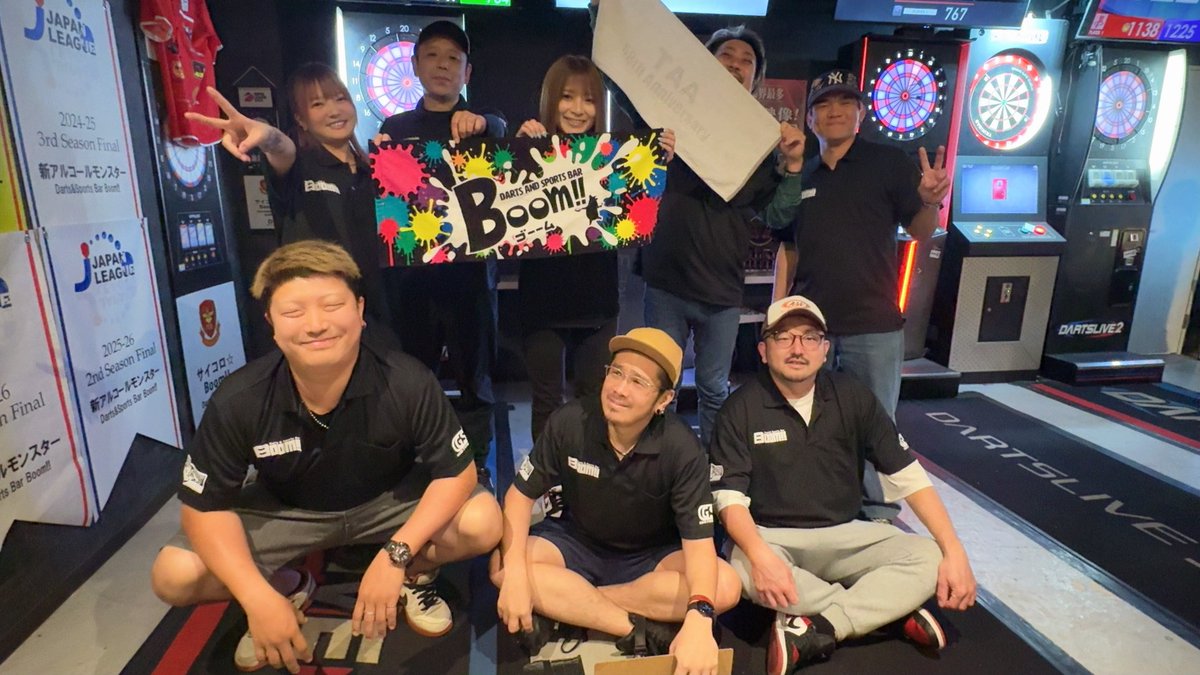 GSD_hide's tweet photo. 千葉京成大久保『BOOM』のリーグチーム
「髭猿」さまのリーグシャツを制作させていただきました。

凄いメンツのチームです！！！
揃いのウェアで日本一を目指して✨

おなつ選手🌸
デザイン指示とご手配などなどありがとうございます。
いつも最高です🎶

#ダーツはチームスポーツだ
#GSDAPPAREL

📍Darts&Sports Bar Boom!!
https://t.co/3PYCKPqys4

福地祐哉選手が店長の飲んで投げて語って歌って最高のお店です