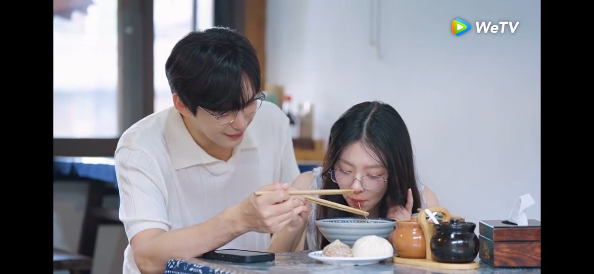 yueyuuu_'s tweet photo. Liu liu seperti cewe pada umumnya lebih suka makanan yang di pesen cowo kita di banding pesanan sendiri😄
#loveactuallys5 https://t.co/5ZYN0Lk8ly