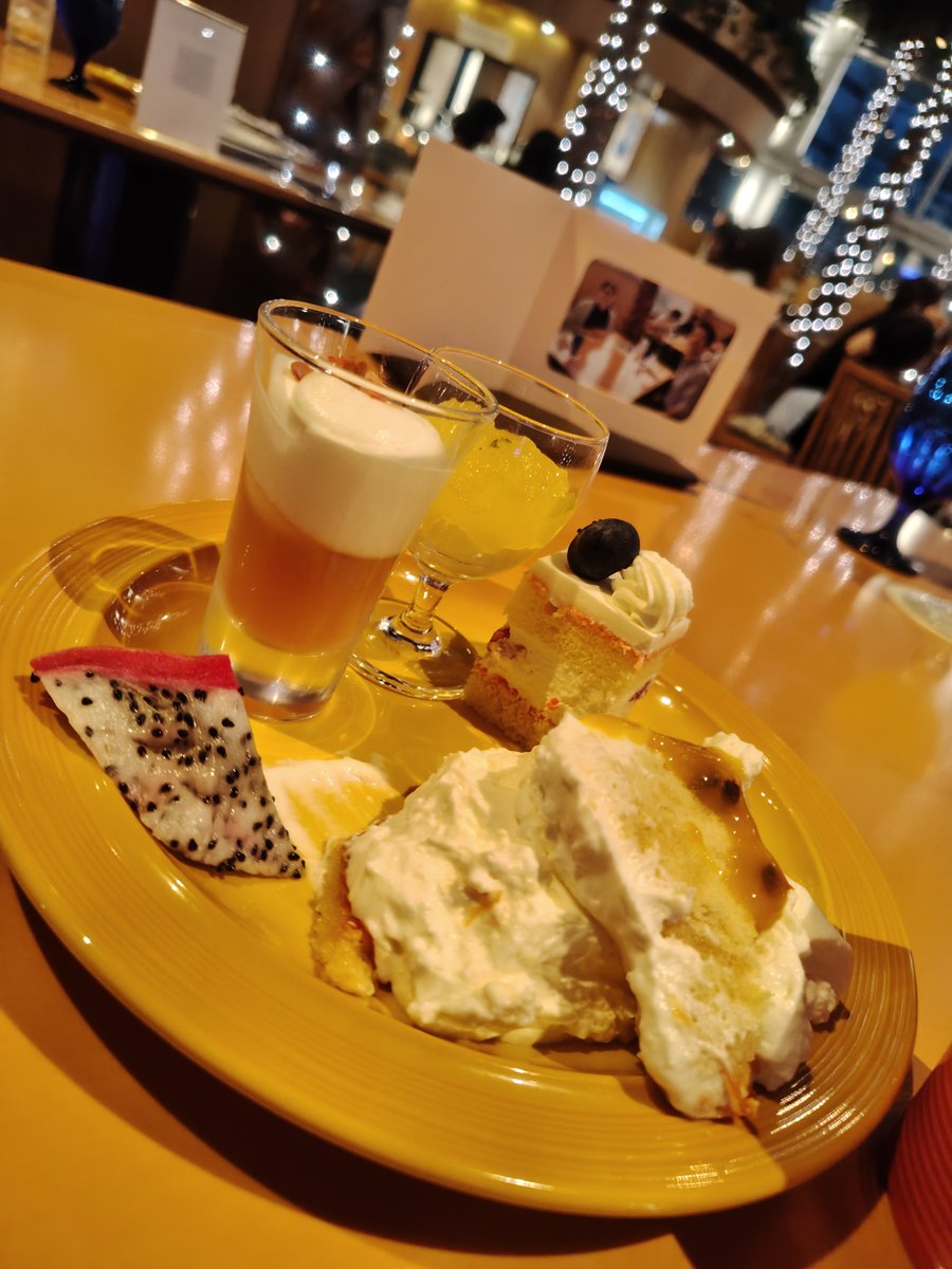 jog218726's tweet photo. 今日は結婚記念日✨この3年、色々なところに行き、写真を見返しても「何だっけ？」と思うものも（笑）
妻のリクエストもあり、みなとみらいのホテルでビュッフェへ！落ち着いていて、美味しい料理を少しずついただけるので、私達には合ってるかも☺️
しばらく来れないので、散歩も楽しみました🌃 https://t.co/H4p28sjbcp
