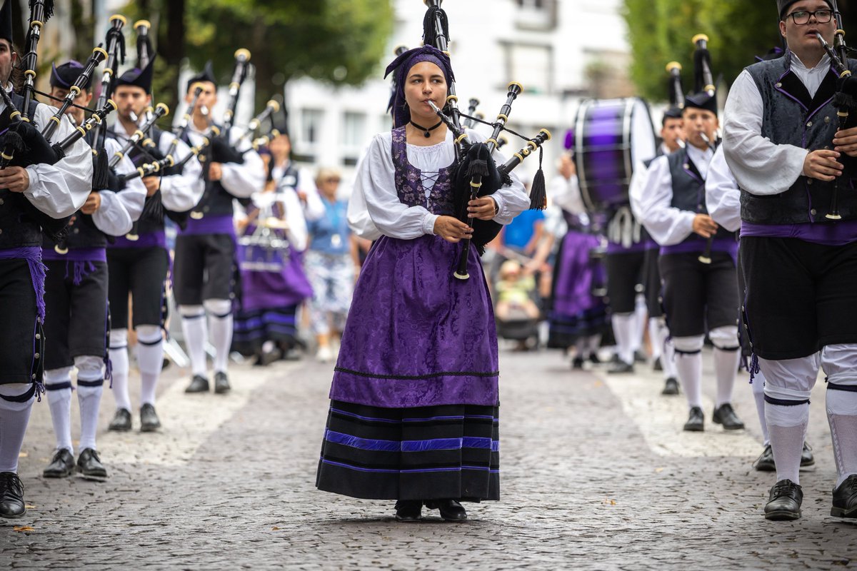 LorientAgglo's tweet photo. 🥁 Festival Interceltique de Lorient | #interceltique26
🙌 Place aux Asturies dans les rues de Lorient!
🎶 Avec la Banda Gaites El Gumial & sa quarantaine de musiciens
🪈 Venus présenter la culture & la culture traditionnelle d'Ayer & des Asturies
🤩 Pour le bonheur du public! https://t.co/YiZ1pDObRW