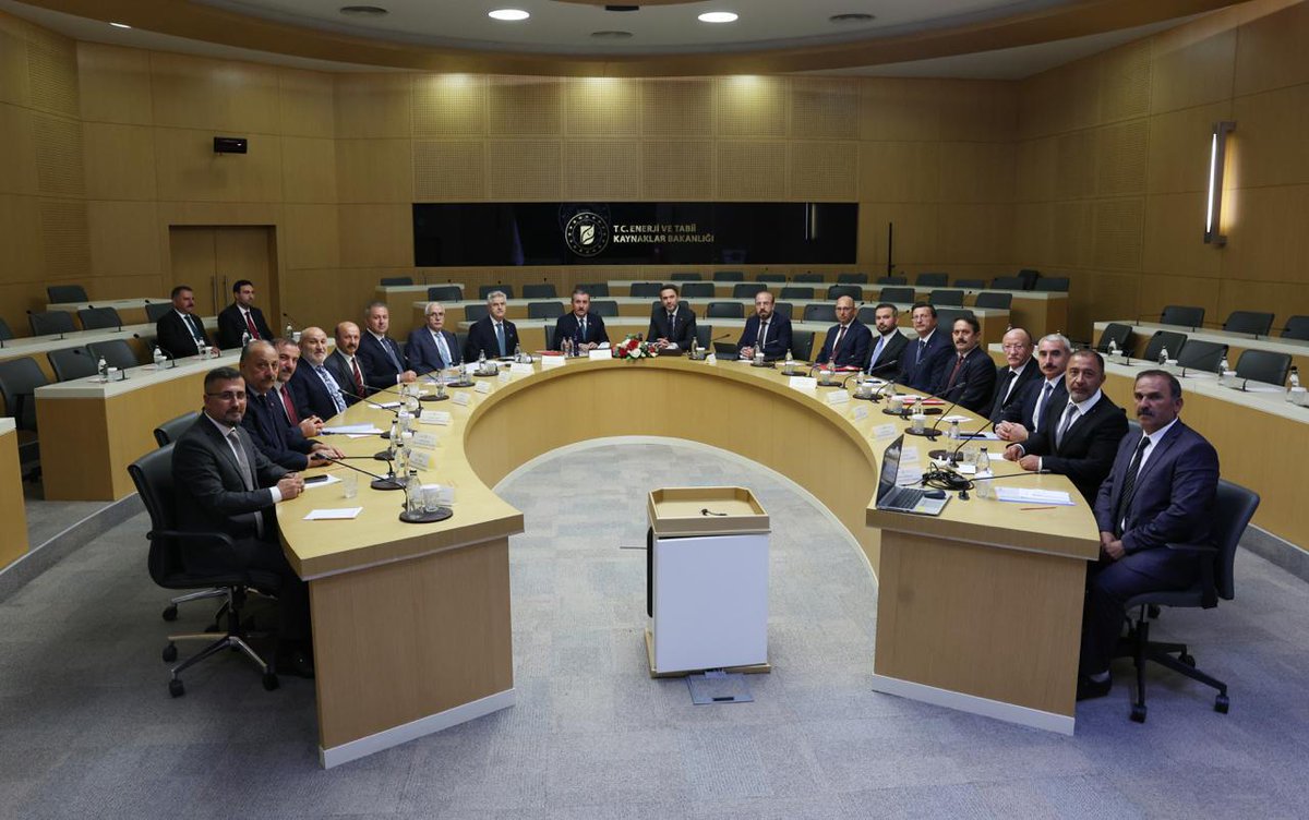 bbpgenelmerkez's tweet photo. Sayın Genel Başkanımız @Mustafa_Destici, belediye başkanlarımız ile birlikte Enerji ve Tabii Kaynaklar Bakanı Sayın Alparslan Bayraktar'ı ziyaret etti.

Nazik kabulleri ve misafirperverlikleri dolayısıyla Enerji ve Tabii Kaynaklar Bakanımıza teşekkür ediyoruz. https://t.co/khqk1y2bht