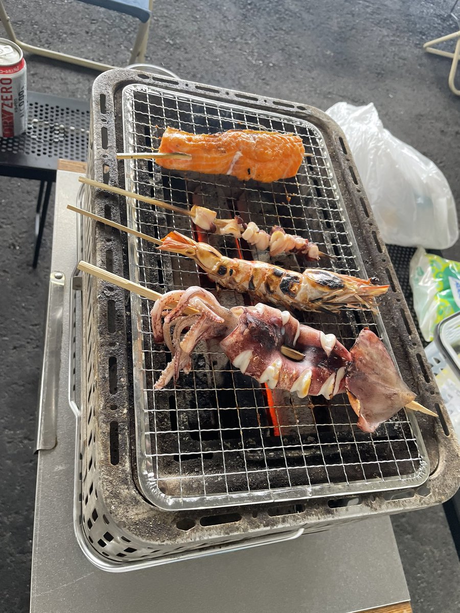 mukai1993's tweet photo. 2泊3日で福井旅行を楽しみ��した。
1日目は市場で海鮮買って焼いて食べて
海水浴して、越前松島水族館へ行って、、
福井駅周りを観光🎵
息子が喜ぶかなぁとホテルは恐竜の部屋を予約しましたが、想像の3倍恐竜いて笑いました。
息子は大喜びでよかった。 https://t.co/Mn4iITj290