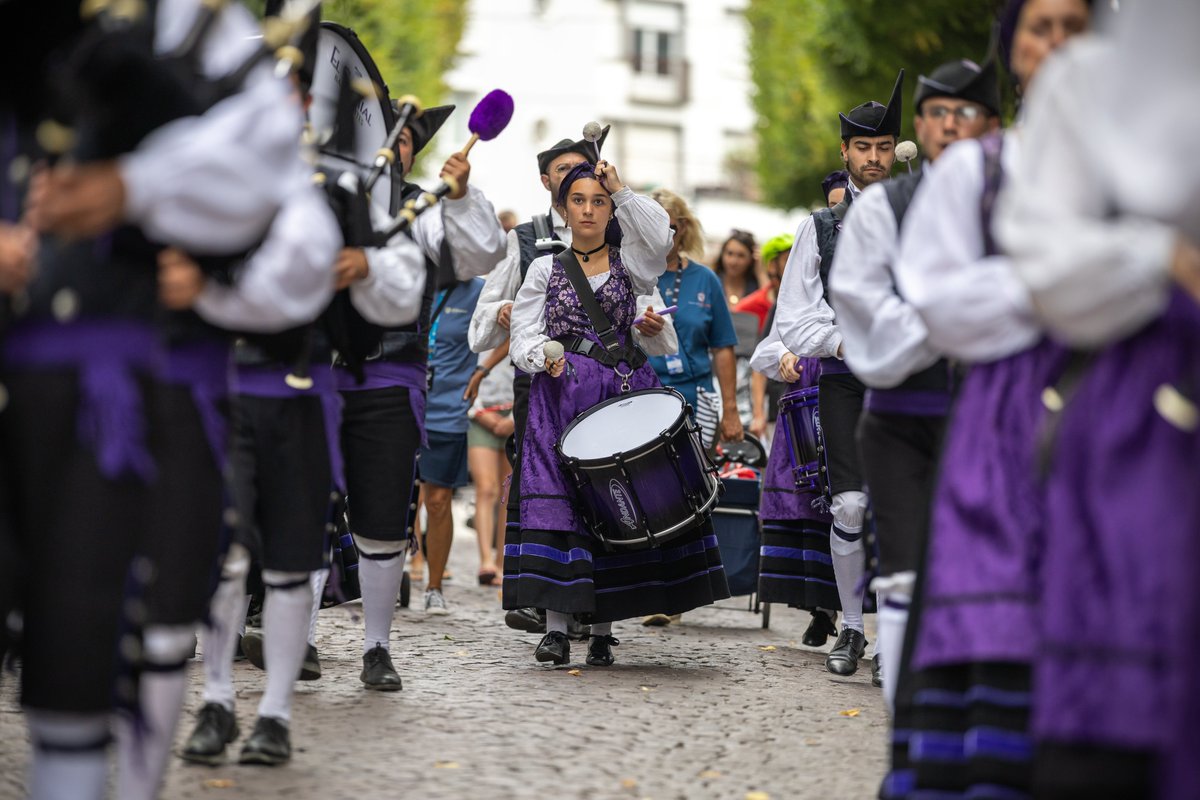 LorientAgglo's tweet photo. 🥁 Festival Interceltique de Lorient | #interceltique26
🙌 Place aux Asturies dans les rues de Lorient!
🎶 Avec la Banda Gaites El Gumial & sa quarantaine de musiciens
🪈 Venus présenter la culture & la culture traditionnelle d'Ayer & des Asturies
🤩 Pour le bonheur du public! https://t.co/YiZ1pDObRW