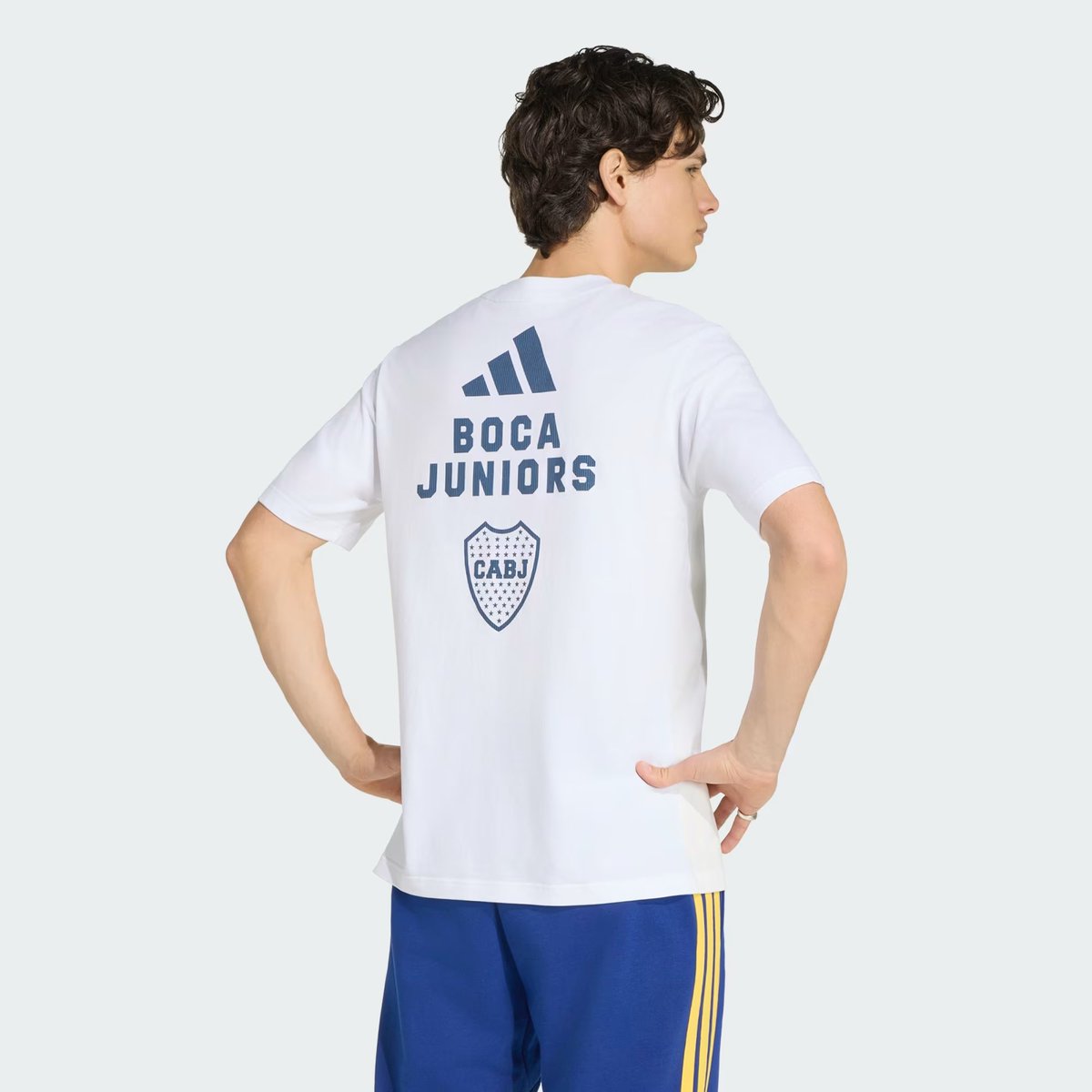 la12tuittera's tweet photo. 🔎Otras indumentarias nuevas de #Boca que salieron hoy:

👕Remera 'Seasonal Graphic' $ 59.999

👕Camiseta version top más corta para mujeres: $ 129.999 https://t.co/cMTUIUpeJ6