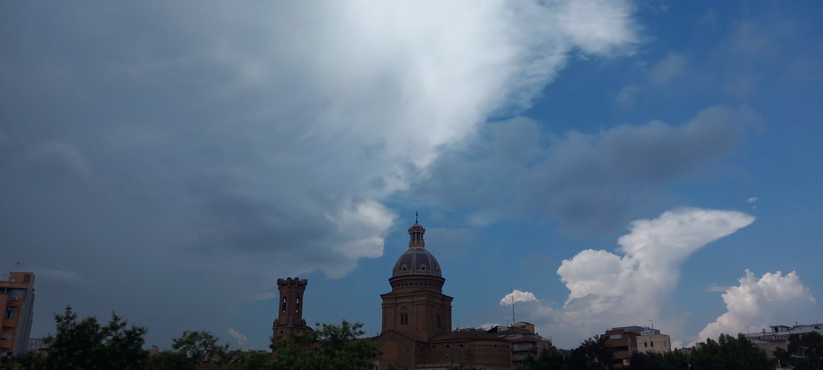 BonsEnric's tweet photo. Així és veien les nuvolades desde Barcelona https://t.co/A5sxLQ5586