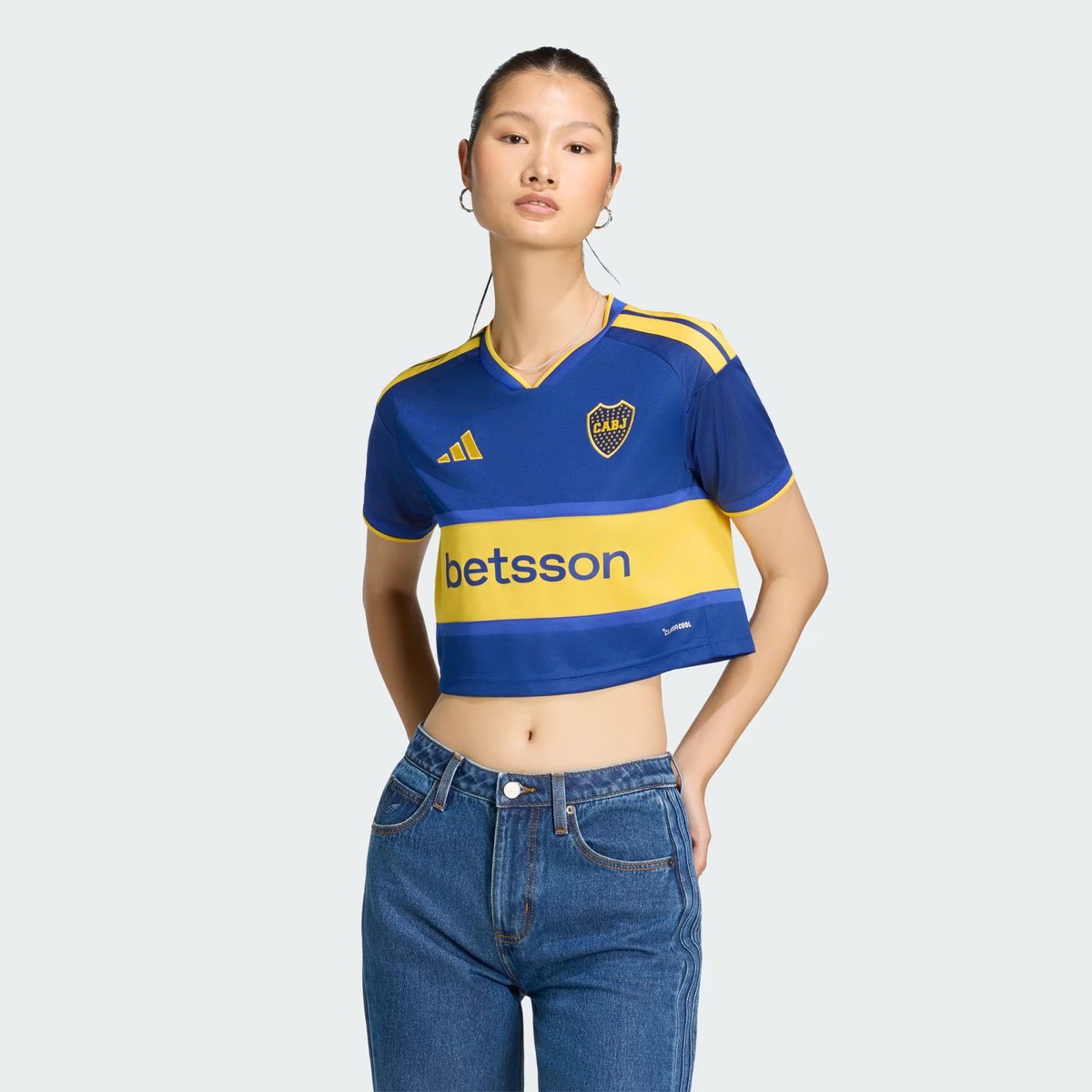 la12tuittera's tweet photo. 🔎Otras indumentarias nuevas de #Boca que salieron hoy:

👕Remera 'Seasonal Graphic' $ 59.999

👕Camiseta version top más corta para mujeres: $ 129.999 https://t.co/cMTUIUpeJ6