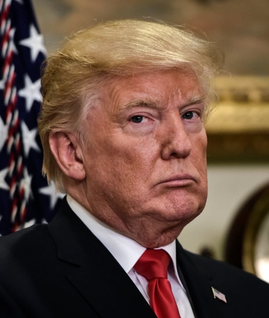 ThePenguinBTC's tweet photo. Çin 18 ay önce bir hamle yaptı. Trump dün fark etti.

Size bir hammadde göstereceğim. Adını muhtemelen hiç duymadınız.

Ama yapay zeka merkezlerinin kurulup kurulmayacağı ona bağlı.

ABD dün Çin yapımı optik modüllere yasak taslağı hazırladı.

Optik modül, veri merkezinde çipleri birbirine bağlayan kabloların ucundaki küçük parça.

Bu bağlantı parçaları olmazsa yapay zeka merkezindeki binlerce çip birbiriyle haberleşemiyor.

Taslağın bu yıl içinde yayımlanması hedefleniyor.

Yasak parçanın kendisini hedef alıyor. Oysa asıl mesele onun içinde.

İçinde bir hammadde var. O olmadan parça çalışmıyor, alternatifi de yok.

Adı indiyum fosfür.

Dünyadaki indiyum üretiminin yaklaşık %70'i Çin'de.

Çin bu hammaddenin ihracatını 18 ay önce, Şubat 2025'te izne bağladı. Duyuru sessiz geçti ve kimse dikkat etmedi.

Peki ABD neden bu parçayı seçti?

Çünkü bu alanı Çin tutuyor.

Dünyanın en büyük 10 üreticisinin 7'si Çinli. Nvidia'nın kullandığı bağlantı parçalarının yaklaşık %60'ı 2 Çinli şirketten geliyor.

Buraya kadar hamle mantıklı görünüyor. Rakibini yapay zekanın en kritik parçasından çıkarıyorsun.

Hammaddeye bağlı olmanın ne demek olduğunu geçen yıl bir Amerikan şirketi yaşadı.

AXT, Kaliforniya'da kurulmuş bir Amerikan şirketi.

İndiyum fosfür üreten fabrikası ise Çin'de. Şubat 2025'te sevkiyatı durdu. Kendi müşterilerine mal satabilmek için Çin Ticaret Bakanlığı'ndan izin beklemek zorunda kaldı. İzni 4 ay sonra, haziranda alabildi.

Amerikan şirketi, Amerikan müşterisine, Çin'in verdiği izinle ürününü sattı.

Bu bekleme üretime de yansıdı.

Bu parçaların üretimi 2027'ye kadar talebin %40 ila %60 altında kalıyor. Yeni bir kaynak bulsanız bile onu hemen kullanamıyorsunuz, her kaynak tek tek test edilip onaylanıyor ve bu 1 ile 2 yıl sürüyor.

Şimdi yasağa geri dönelim.

Şöyle düşünün.

Mahallede 2 ekmek fırını var. Rakip fırından ekmek almayı yasakladınız. Ama kendi fırınınızdaki unu o fırının değirmeni öğütüyor.

Kapıyı kapattınız. Un aynı kapıdan geliyor.

Aynı durum sadece bu parçada değil.

Veri merkezine elektrik veren transformatörlere bakın. 2020 öncesinde teslim süresi 24 ile 30 ay arasındaydı, bugün 5 yıla kadar çıkıyor. Oysa bir veri merkezinin kurulum süresi 18 ay.

Çipleri soğutan sistemlerde de durum aynı. İçlerindeki mıknatıslar nadir toprak elementlerinden yapılıyor. Bu elementlerin işlenmesinin %85 ile %90'ı, mıknatıs üretiminin %94'ü Çin'de.

Sonuç rakamlarda görünüyor.

2026 için planlanan ABD veri merkezlerinin yaklaşık yarısı ertelendi ya da iptal edildi. Aynı yıl 4 büyük teknoloji şirketinin harcama planı 650 milyar doların üzerinde.

Para var, çip var, arsa var. Parça yok.

Çin bu düğmeye daha önce bir kez bastı.

2010'da Japonya ile bir balıkçı teknesi krizi çıktı. Çin nadir toprak sevkiyatını durdurdu.

Bir tarih daha var.

Ekim 2025'te ABD ile Çin ticaret ateşkesi yaptı. Çin o dönem açıkladığı kontrollerin bir bölümünü askıya aldı. Askıya alma 10 Kasım 2026'da sona eriyor. Galyum, germanyum ve antimon için tarih 27 Kasım.

ABD ise yasağı bu yıl yayımlamak istiyor.

2 takvim aynı ayda kesişiyor.

Üstelik indiyum fosfürün iznini getiren düzenleme hiçbir zaman askıya alınmadı, bugün de yürürlükte.

Burada görülmesi gereken kural şu.

Bir ürünü yasaklamak kolaydır. O ürünü mümkün kılan hammaddeyi elinde tutmak zordur. Çin 20 yıldır zor olanı seçiyor.

Bu yüzden yasaklar bağımlılığı bitirmiyor. Sadece bir alt kata taşıyor.

ABD dün üst kattaki kapıyı kapattı. Alt kat 18 aydır Çin'in elinde.

Napolyon'un bir sözü var. Bir ordu midesi üzerinde yürür.

Yapay zeka da hammaddesinin üzerinde yürüyor.

O hammaddenin anahtarı Çin'de.
