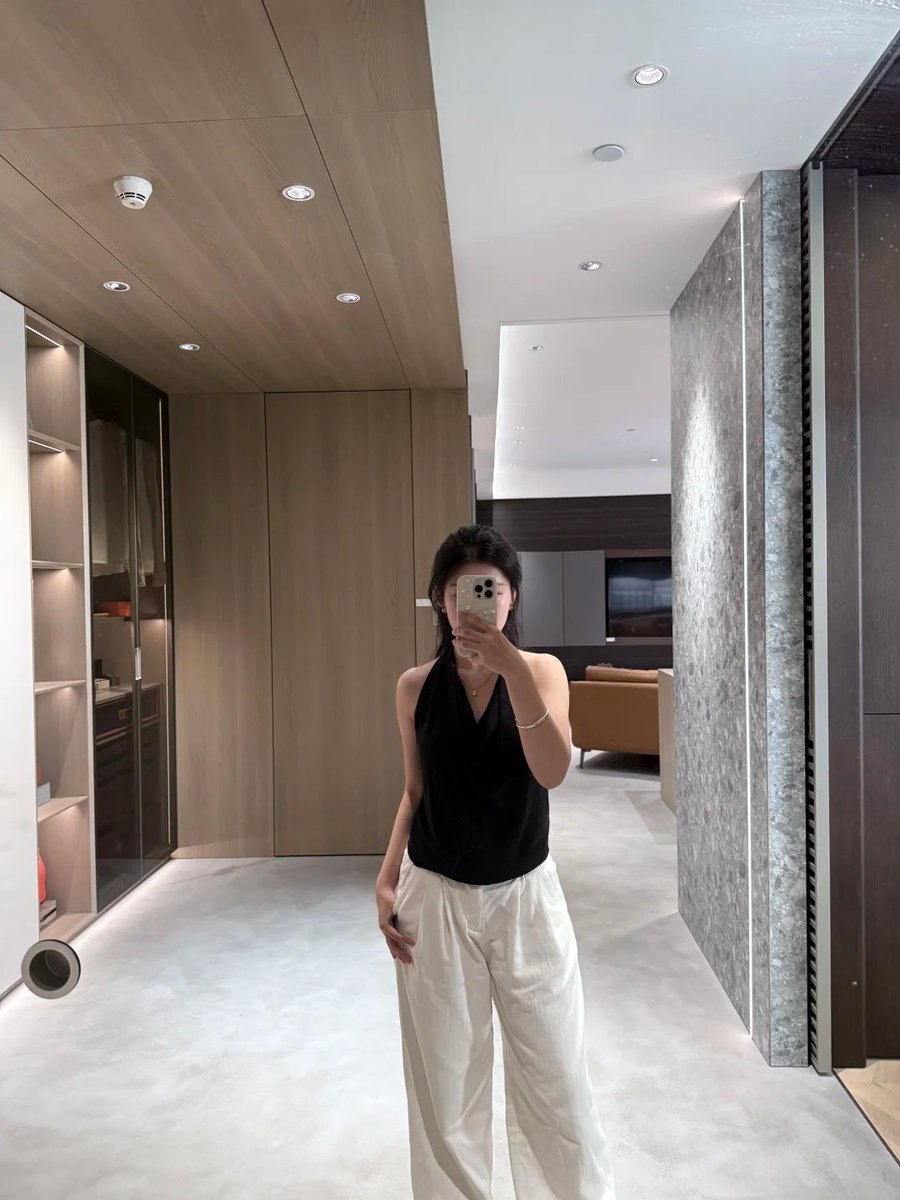 EricxKeiner's tweet photo. 黑白配一穿，连镜子都忍不住多看两眼～

今天的我，又美又坏一点点 ...#少妇韵味 https://t.co/QQTn2Zz2eN