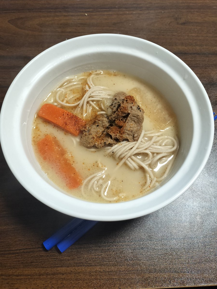 ohayokun's tweet photo. 24日目の夜。コムタンラーメン。一味をかけてみた。ラー油よりもストレートに辛さが来る！美味しい！！
#PR #ロカロヌードルモニター https://t.co/Q8vDXw4uNE