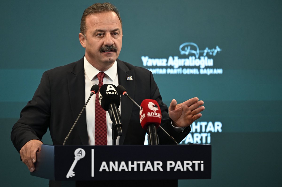 anahtarparti's tweet photo. TERÖRİSTE İSTEDİĞİ ŞEYİ VERİYORSUNUZ!

“Çerçeve yasa diye bahsedilen süreci öcalan biliyor, ben bilmiyorum! Kandil’deki katiller biliyor, ben bilmiyorum. Ömürleri devlete, millete düşmanlıkla geçmiş, evlatlarımızı vura vura yaşlanmış adamlar biliyor, biz bilmiyoruz. Milletvekilleriniz biliyor mu? Onlar da bilmiyorlardır. 

Sizi ve iktidarınızı tehdit edenleri teröristlikle suçlayabiliyorsunuz mesela. Şimdi ise teröristlere siyasi alan tahkim ediyorsunuz. Şimdi teröristlerden kanaat önderi çıkarıyorsunuz. İktidarınıza yardımcı olunca teröristten siyasetçi çıkarıyorsunuz. Yani siz aslında meşruiyet kaynağını kendiniz belirleyince Terörle Mücadele Yasası’nı da delebiliyorsunuz.

öcalan bir tek şey istiyordu; Kürtlerin meşru temsilcisi biz olalım. Teröriste istediği şeyi vermişsiniz… Biz yıllardır ‘Kürtler kardeşimizdir. PKK düşmanımızdır’ diyorduk. Biz Kürtlerle küs değiliz ki barışacağız! Biz Kürtlerle beraber, Türk milletinin ayrılmaz parçaları olarak bir aradayız ve teröre karşı beraber mücadele ediyoruz. 

Çerçeve yasaya bakın. Suça bulaşmayan ne demek? Lütfen izah edin. Kendi adam vurmamış da vuracak adamı bulmuş. Vuracak adamları dağdan, evlatlarımıza ateş edecek katilleri şehirden toplamış; bu suça bulaşmamış. Vurmamış da vuracak olan adama silah bulmuş; suça bulaşmamış. Aziz milletvekillerimiz; suça bulaşmamış diye çıkarmaya çalıştıklarınız bu örgütün bütün planlarının içinde olan adamlar. Vah size vah!”   #YemininiziUnutmayın