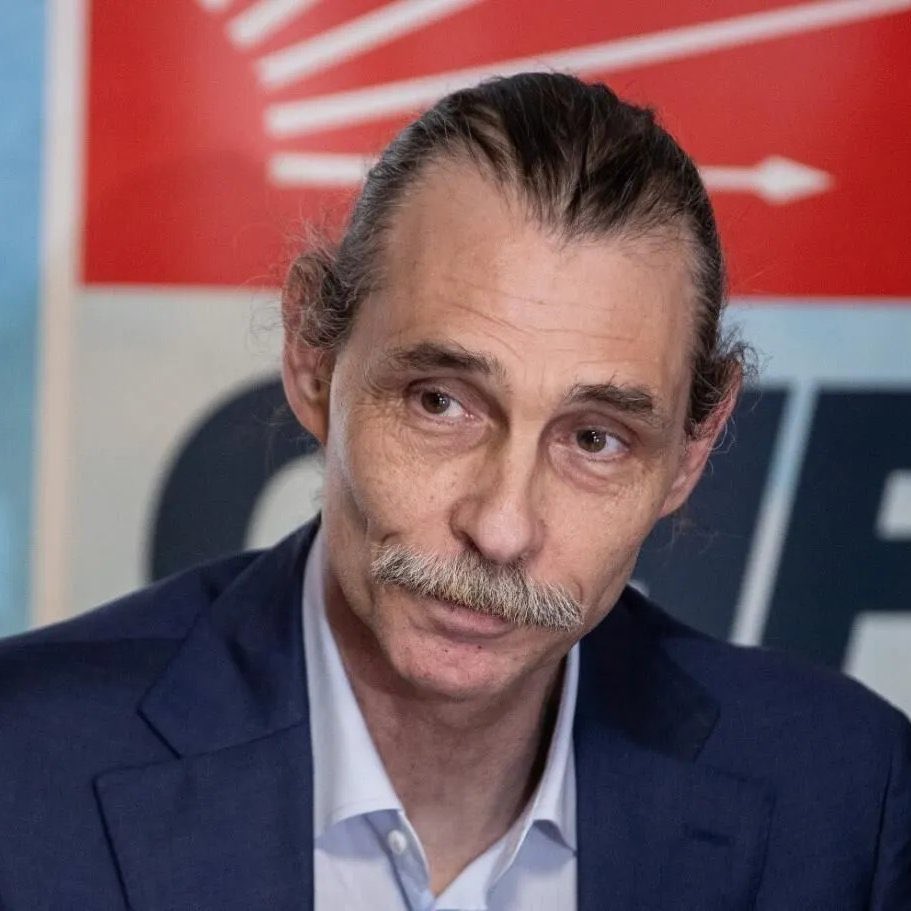 globaleksen's tweet photo. AK Partili Mücahit Birinci Erdal Beşikçioğlu hakkında:

"Düşün bir belediye başkanı adayı buluyorsunuz.

Etimesgut'a aday yapıyorsunuz.

Örümcek vücut esrarkeş. Esrardan kurumuş bir vücut.

2014'te bu tespit ediliyor soruşturma ile, pişmanım bırakacağım diyor.

Yeni testi hala pozitif.

Bu herif kamu yöneticisi oluyor.

Şimdi bunu vatandaşa sunanda da buna oy verende de vebal yok mu? 

Bu ülkede şaşırma refleksimiz kalmadı."