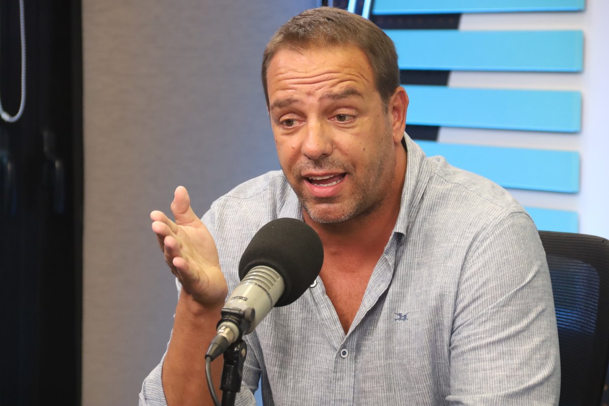 ElEspectadorUy's tweet photo. 🎙️ “Cuando dije lo de anunciar mi decisión después del mundial lo decía refiriéndome a enseguida de terminado el Mundial. Quiere decir que ahora me estoy haciendo un poco más el vivo”

“La realidad es que yo tengo mi decisión tomada hace más de un año y medio. También tengo una responsabilidad de quien queda al frente del club. No es lo mismo si dejo el club al mando de Pepito o Fulanito”

“Tengo mucha gente pidiendo: 'Nacho esperá un tiempo a preparar más gente y no dejes ahora el club”

🗣️ Ignacio Ruglio en Convocados por 𝐄𝐥 𝐄𝐬𝐩𝐞𝐜𝐭𝐚𝐝𝐨𝐫 𝐃𝐞𝐩𝐨𝐫𝐭𝐞𝐬.

📻 810 AM · 92.5 FM
▶️ https://t.co/nXY7hpYDlw