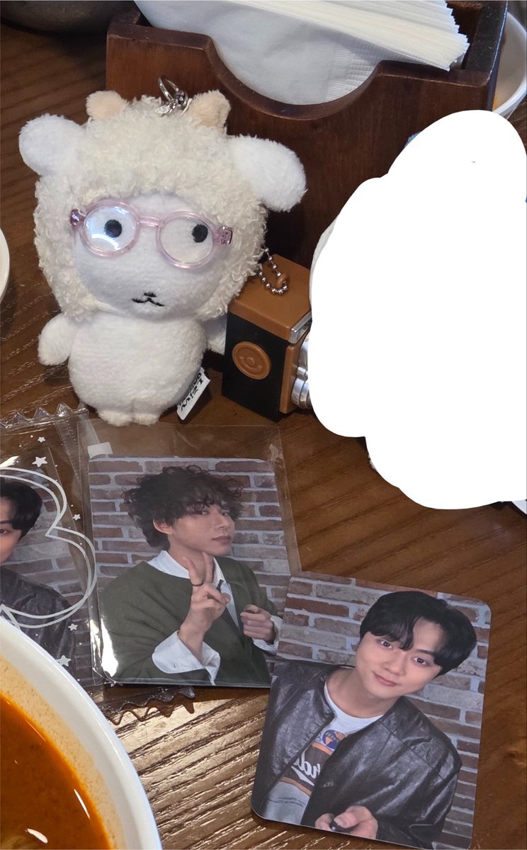 demianryona's tweet photo. 혹시 오늘(8/4) 2호선-4호선쪽에서 사진 속 파우치 보신 분 계실까요?! 2번째 사진의 포카들도 함께 들어있어요…
동선은 2호선 홍대입구 -> 사당에서 4호선 환승-> 혜화역 입니다ㅜㅜㅜ!!! 혜화에서 내렸을때 이미 없었어요 아마 이동 중 떨어진 것 같아요😭😭😭 https://t.co/ReQKPSVDEx