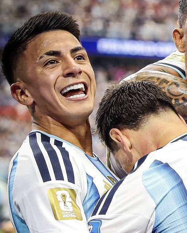 monicaalvesfs's tweet photo. Fazer leilão por Thiago Almada? José Boto foi perfeito, mas essa novela já deixou um clima chato.

Sem entrar no mérito se a diretoria demorou ou não para agir, as falas do José Boto na volta da Argentina foram muito sensatas.

O recado foi dado em alto e bom som: o Flamengo não vai entrar em leilão. E isso vale para o Almada e para qualquer outro jogador que vista ou queira vestir o Manto.

Agora, convenhamos: tem o menor cabimento precisar convencer um atleta de alto nível de que jogar no Flamengo é o melhor para a carreira?
 
- Pagamento em dia;
 - Salários pesados;
 - CT de primeiro mundo;
 - Briga por título todo santo ano (nacional, continental e mundial).

Escolher o próximo passo é normal, mas essa enrolação toda deixou uma certeza: se o Almada vier, ele já desembarca com uma ‘carga extra’ nas costas. Vai ter que carregar o fardo de ter hesitado e a cobrança da torcida vai ser o dobro. Quem pensa duas vezes para jogar no Flamengo já começa devendo em campo. @ColunadoFla