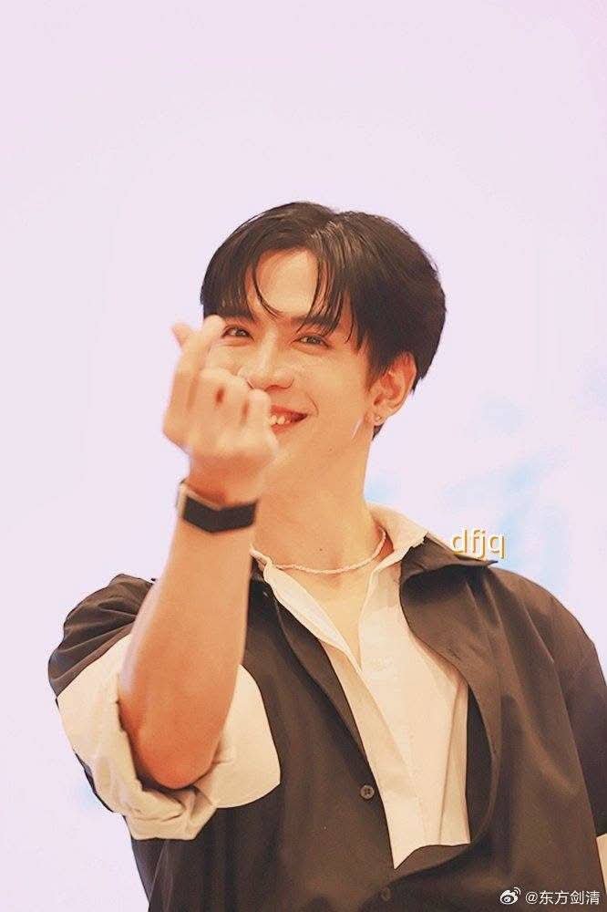 r12726331's tweet photo. 🫶🫰🫰🫶
Dear idol child! @film_tnp20 Have a nice day, be healthy, happy and peaceful.  May you be more successful and happy.🙏👑
 Love you so much Idol ❤️
 
 FILM FANSIGN IN SHANGHAI 
#OneSummerDaywithFilm 
#FilmThanapat #ฟิล์มธนภัทร https://t.co/sJNLFMMoI3